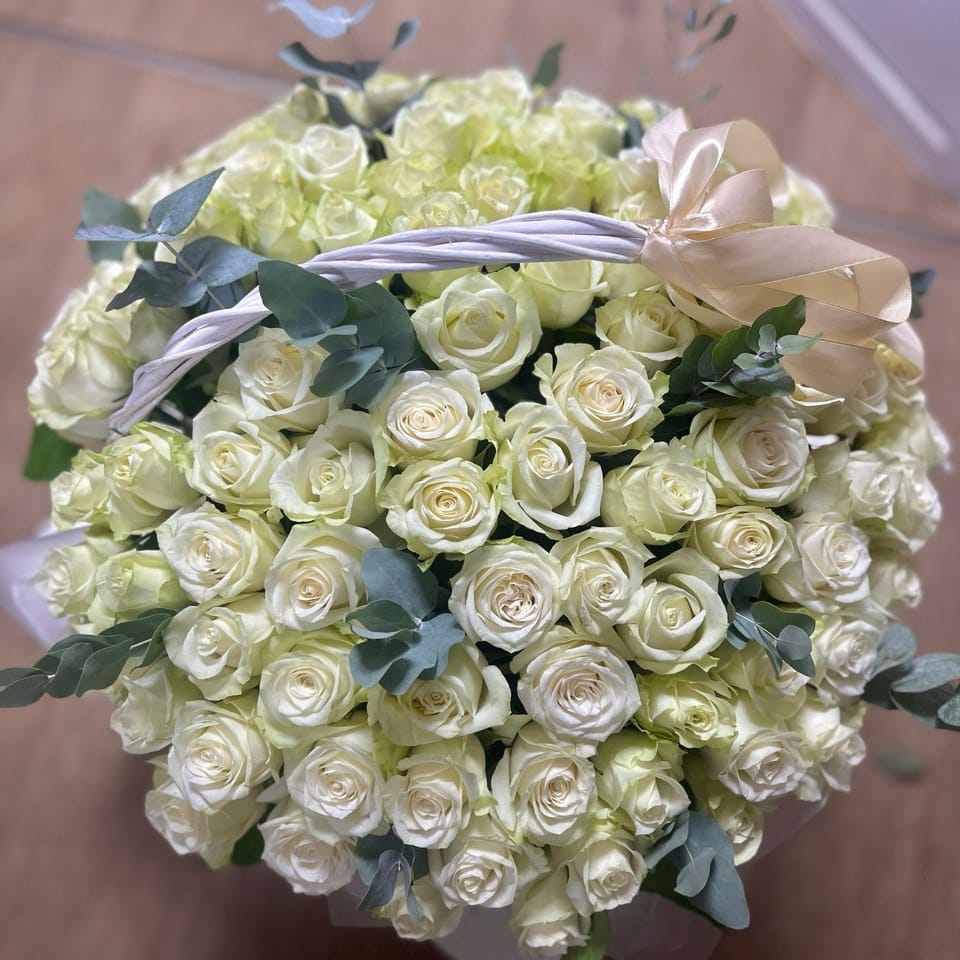 Корзина роз "Роскошь" 201 белая роза с эвкалиптом