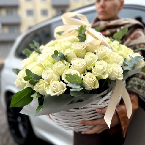 Корзина "Роскошь" 101 белая роза с эвкалиптом