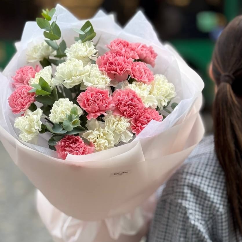 Букет из гвоздик "Цветущая милость" (21 шт с эвкалиптом)