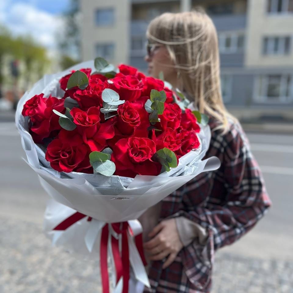 Букет из французских роз (17 шт с эвкалиптом)