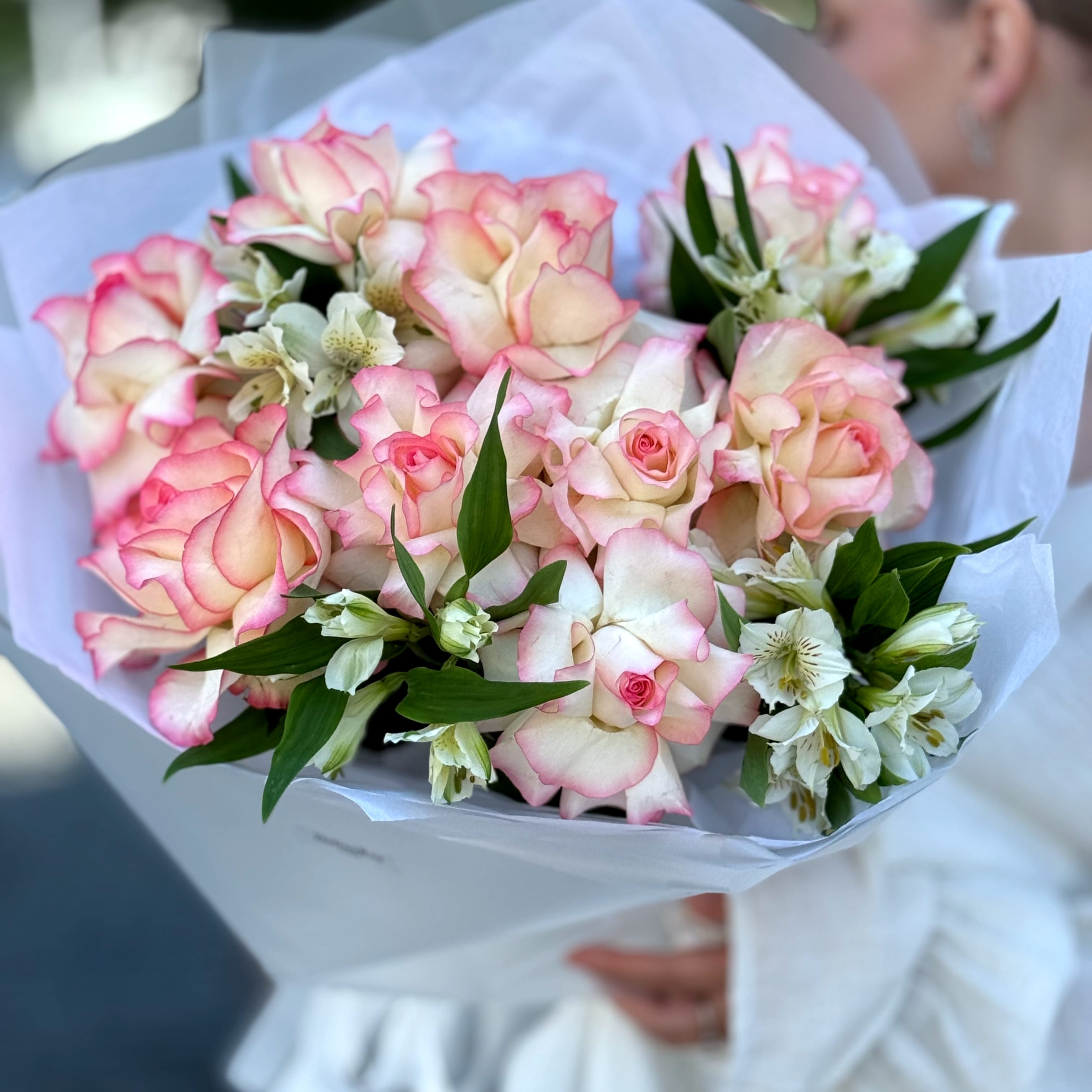 Букет из роз и альстромерии (9 роз)