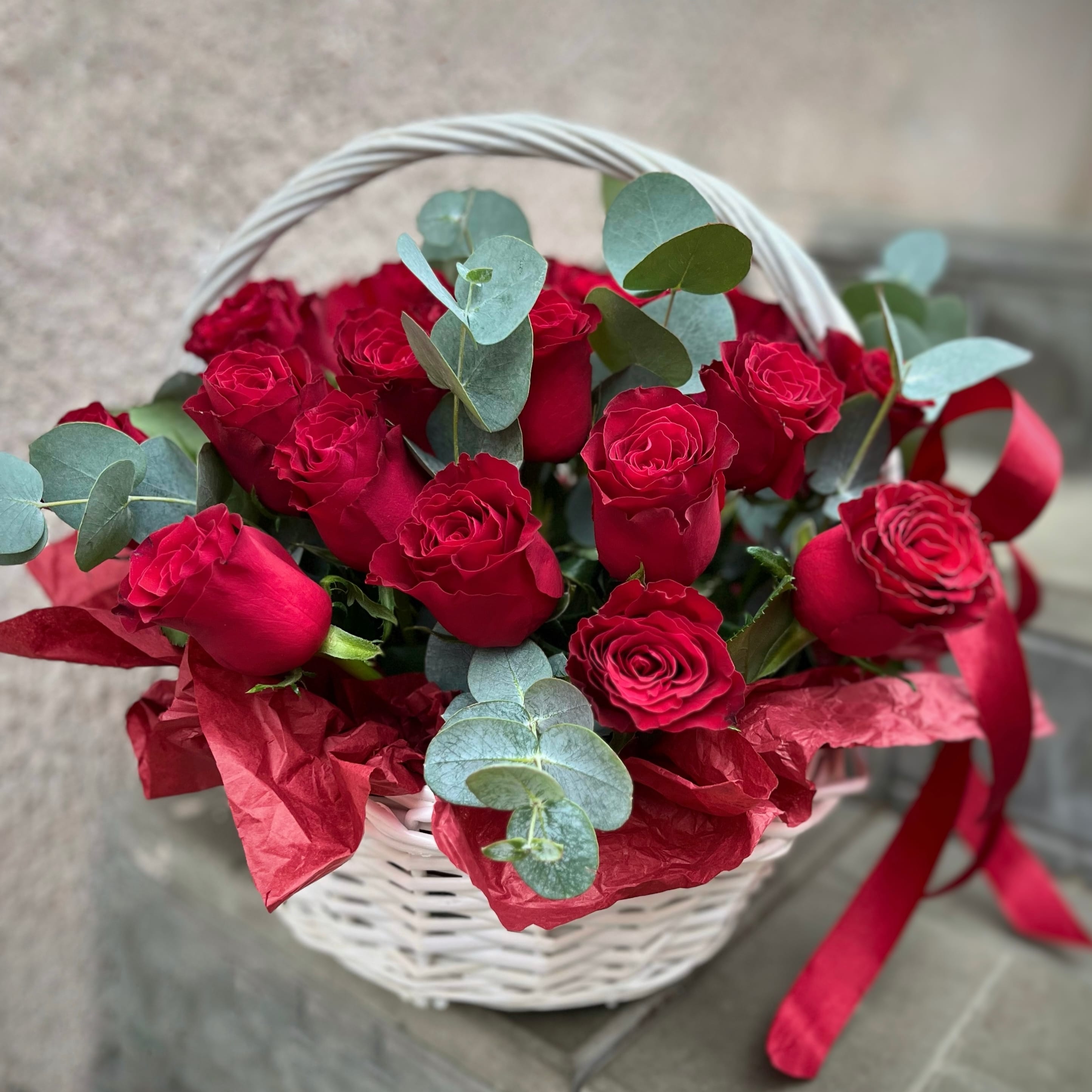 Корзина с цветами "Для самой" 25 шт с эвкалиптом