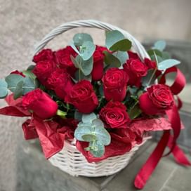 Корзина с цветами "Для самой" 25 шт с эвкалиптом