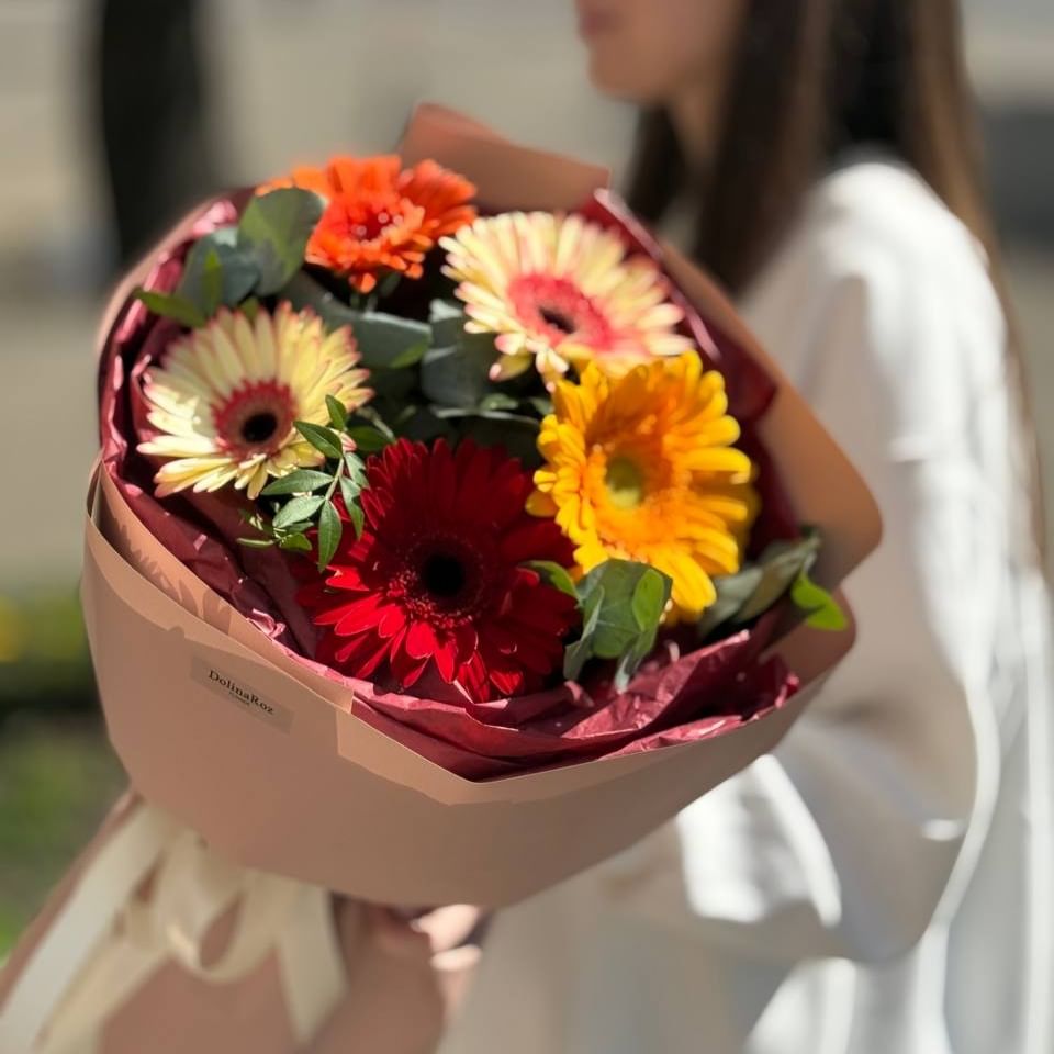 Букет "Темный мир" 5 гербер с эвкалиптом