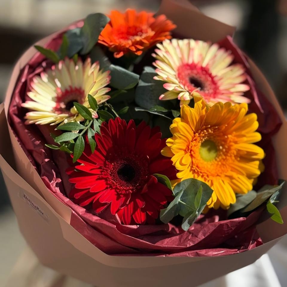 Букет "Темный мир" 5 гербер с эвкалиптом