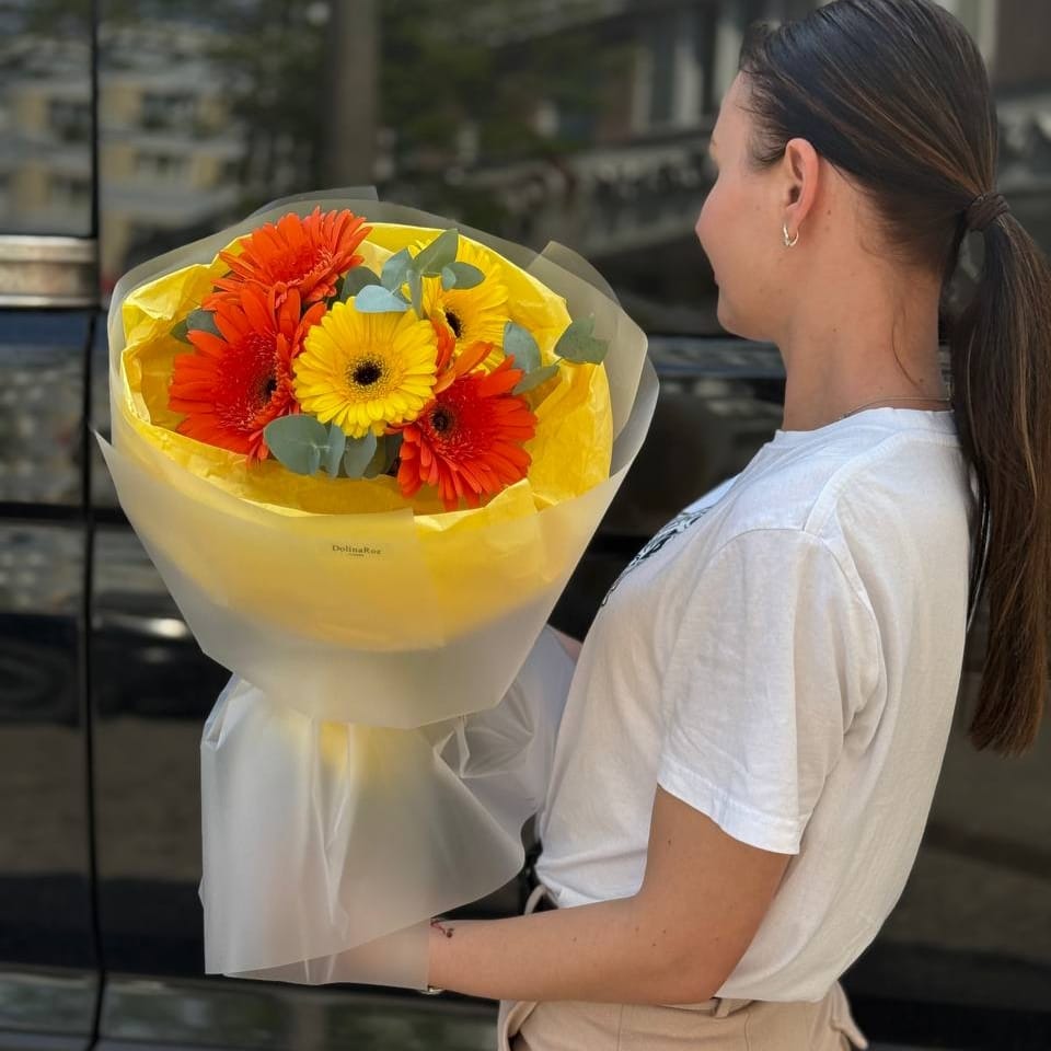 Букет "Яркие краски" 5 гербер с эвкалиптом