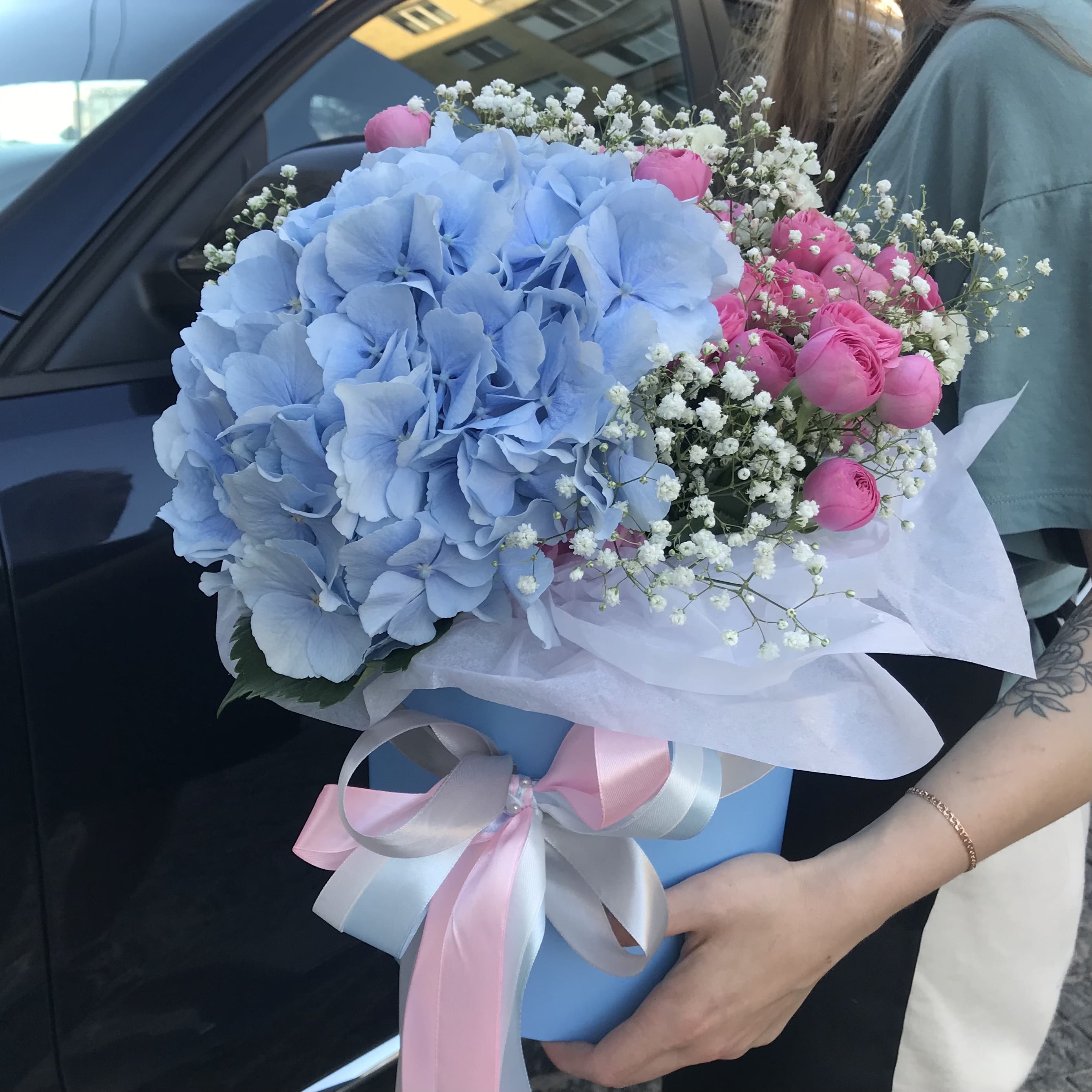 Коробка с голубой гортензией