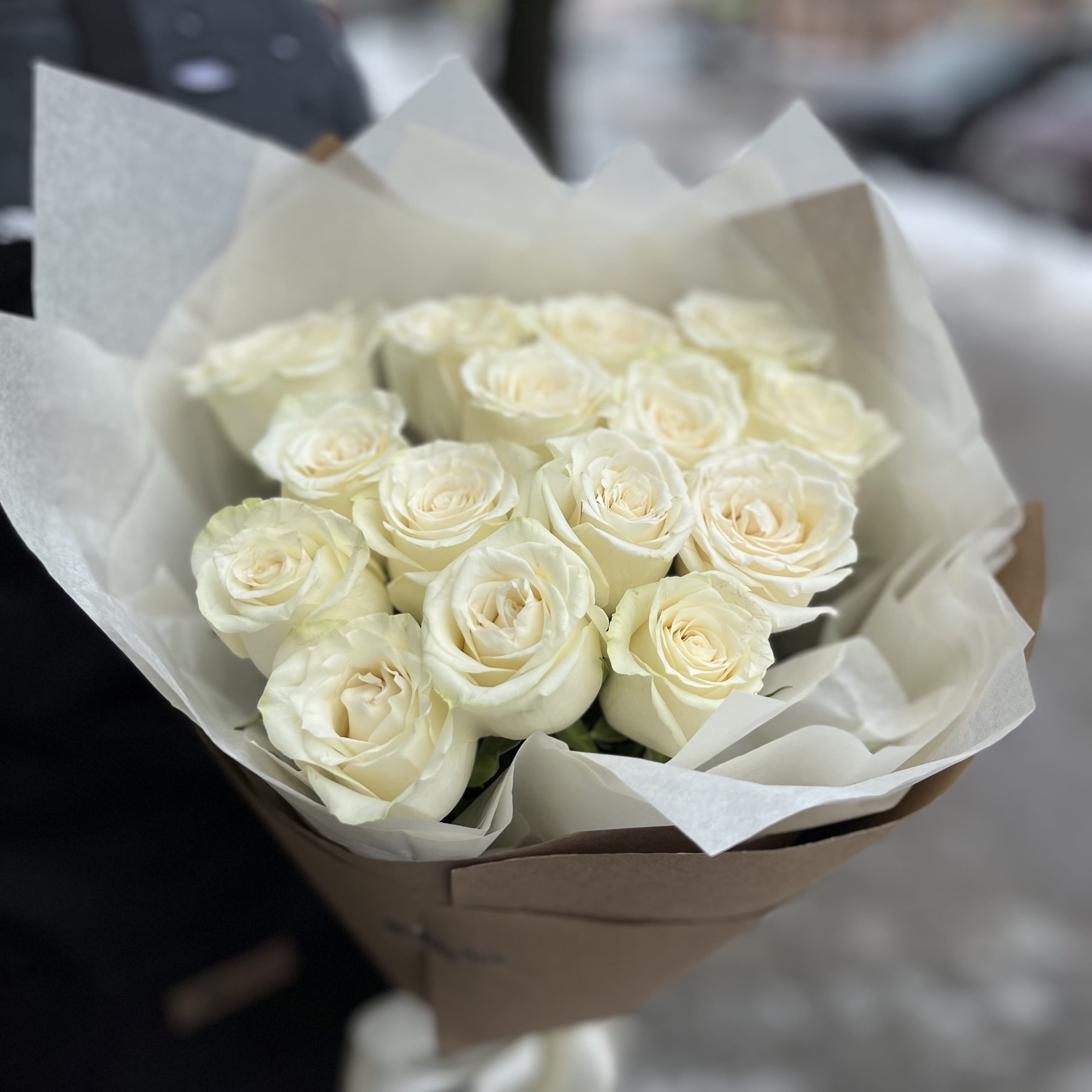 Букет роз «Белые в крафте» 15 роз