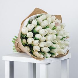 Букет тюльпанов "Белые в крафте" 51 шт.