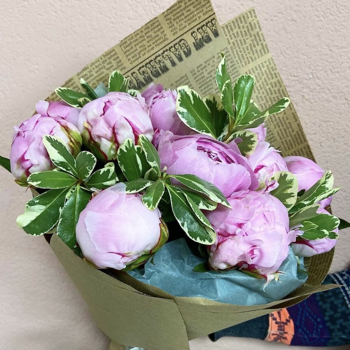 Букет из 11 пионов + зелень