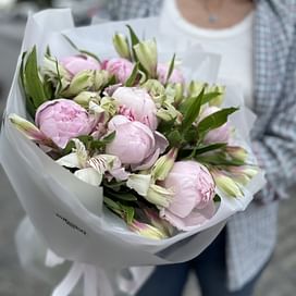 Букет из 9 пионов