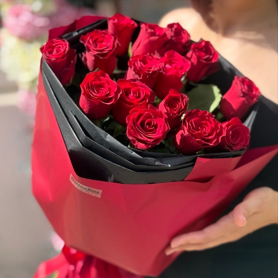 Букет роз "Пьяная вишня" 15 роз