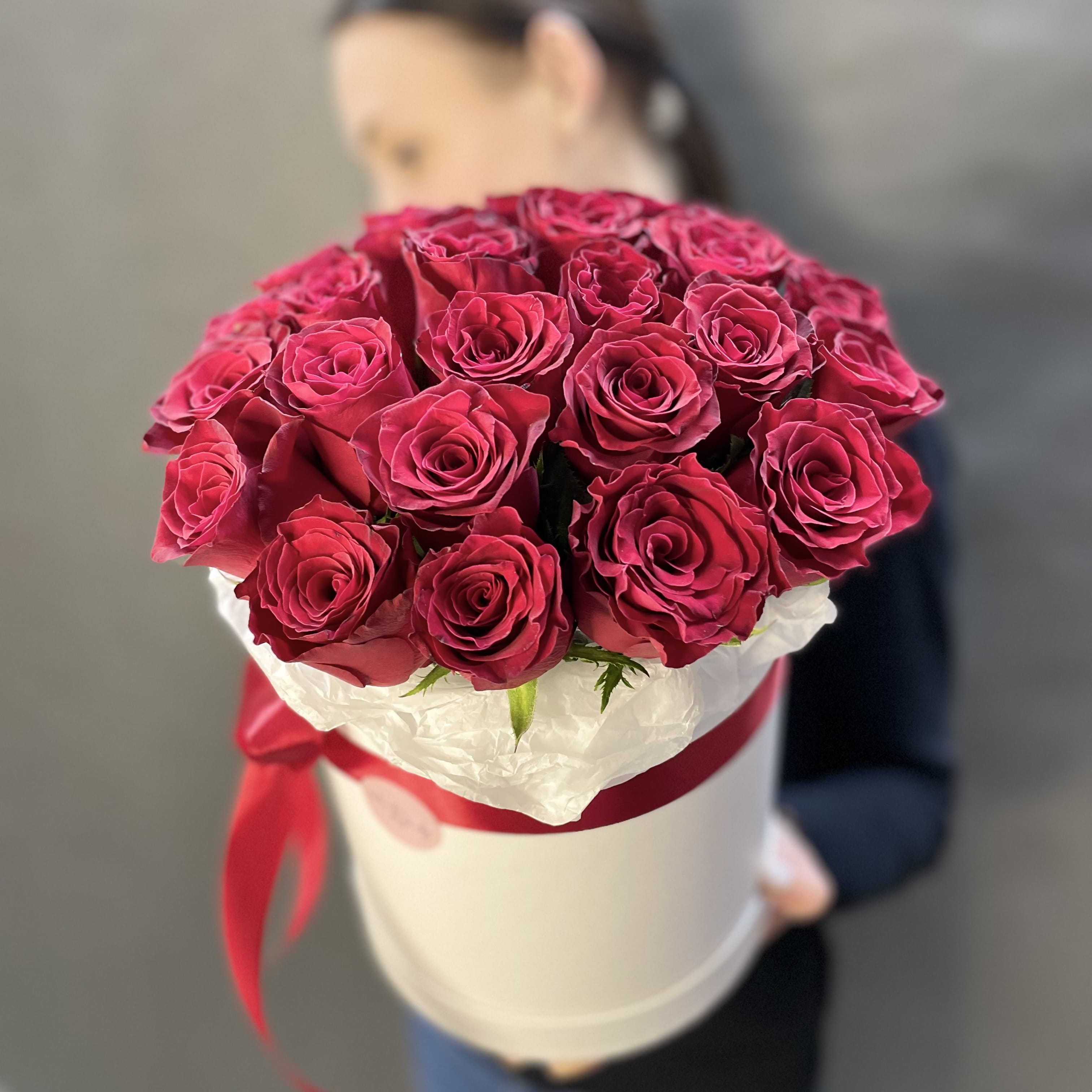 Цветы в коробке красные 25 роз