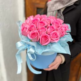 Цветы в коробке "Восторг любви" 25 роз