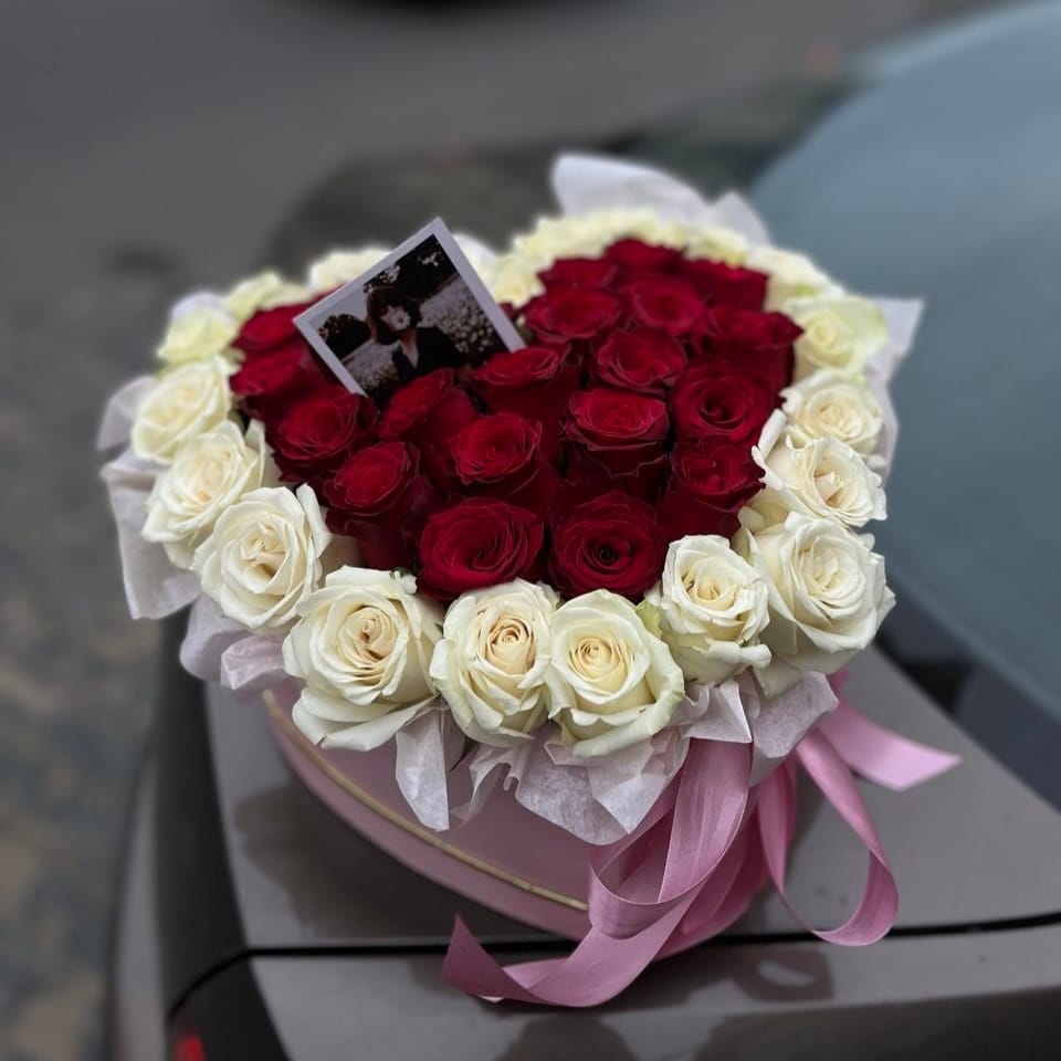 Цветы в коробке сердце 45 роз