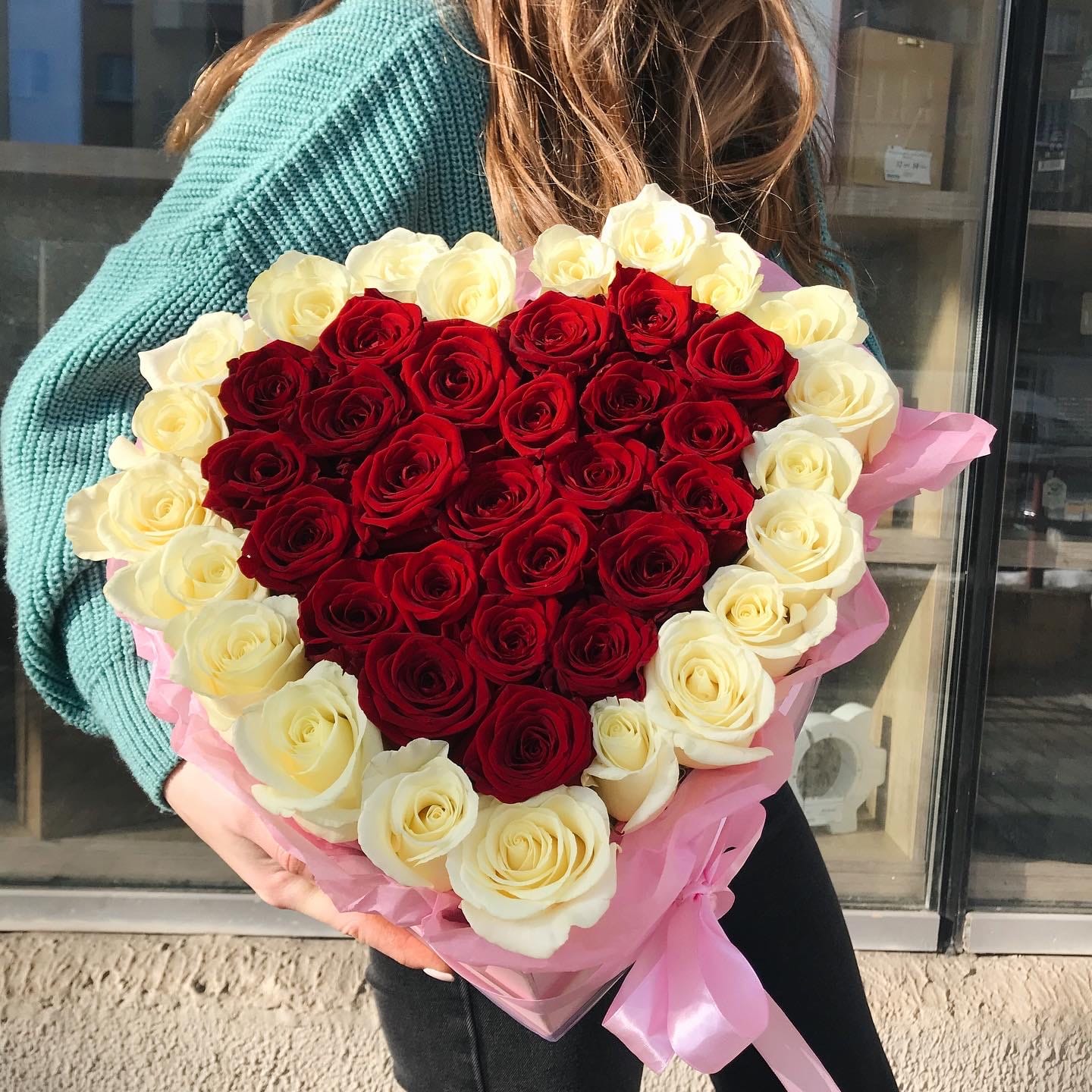 Цветы в коробке сердце 45 роз