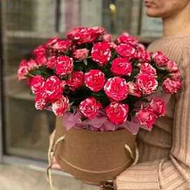 Цветы в коробке "Персеида" Кустовые розы