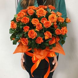 Коробка с оранжевыми кустовыми розами