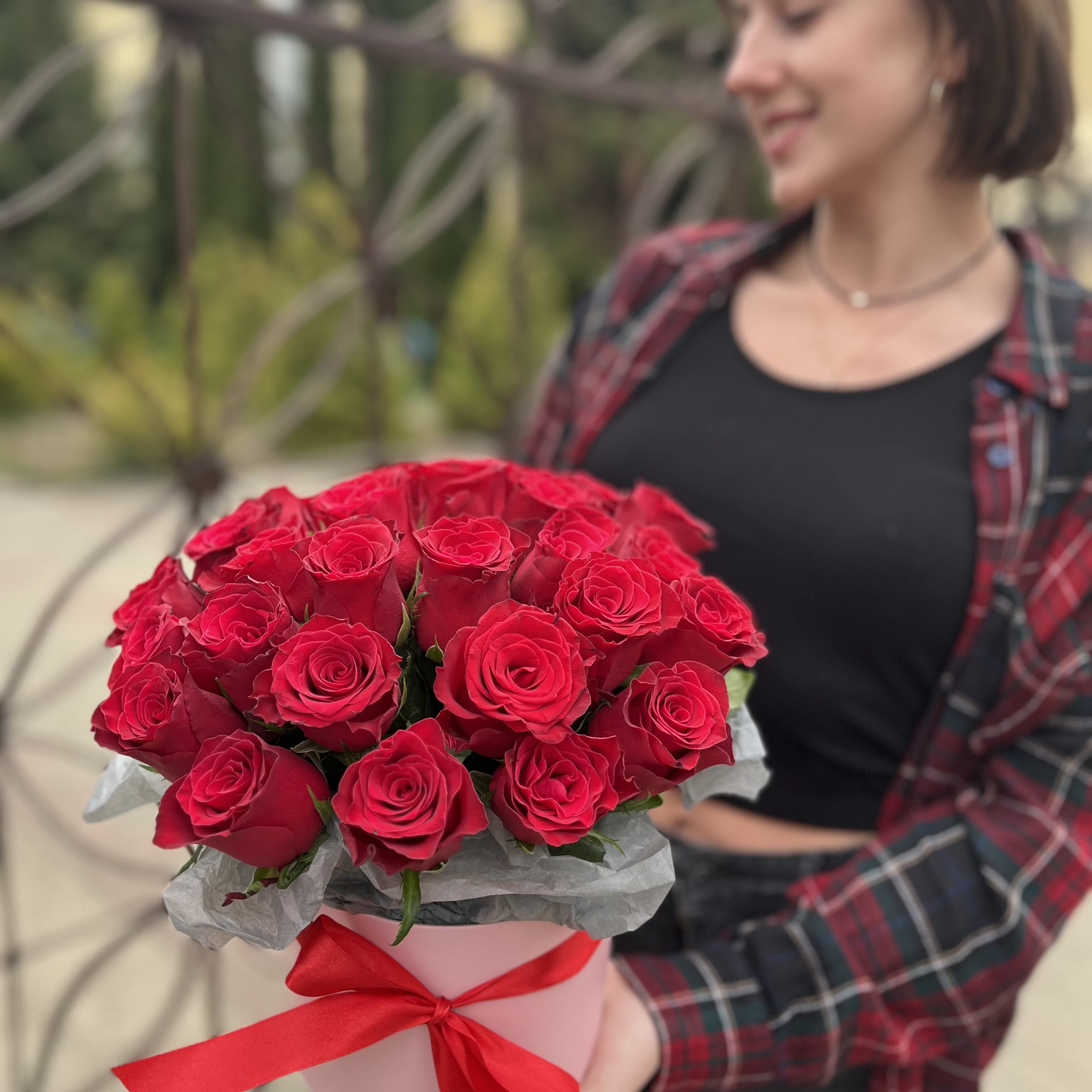 Цветы в коробке "Красная" 27 роз