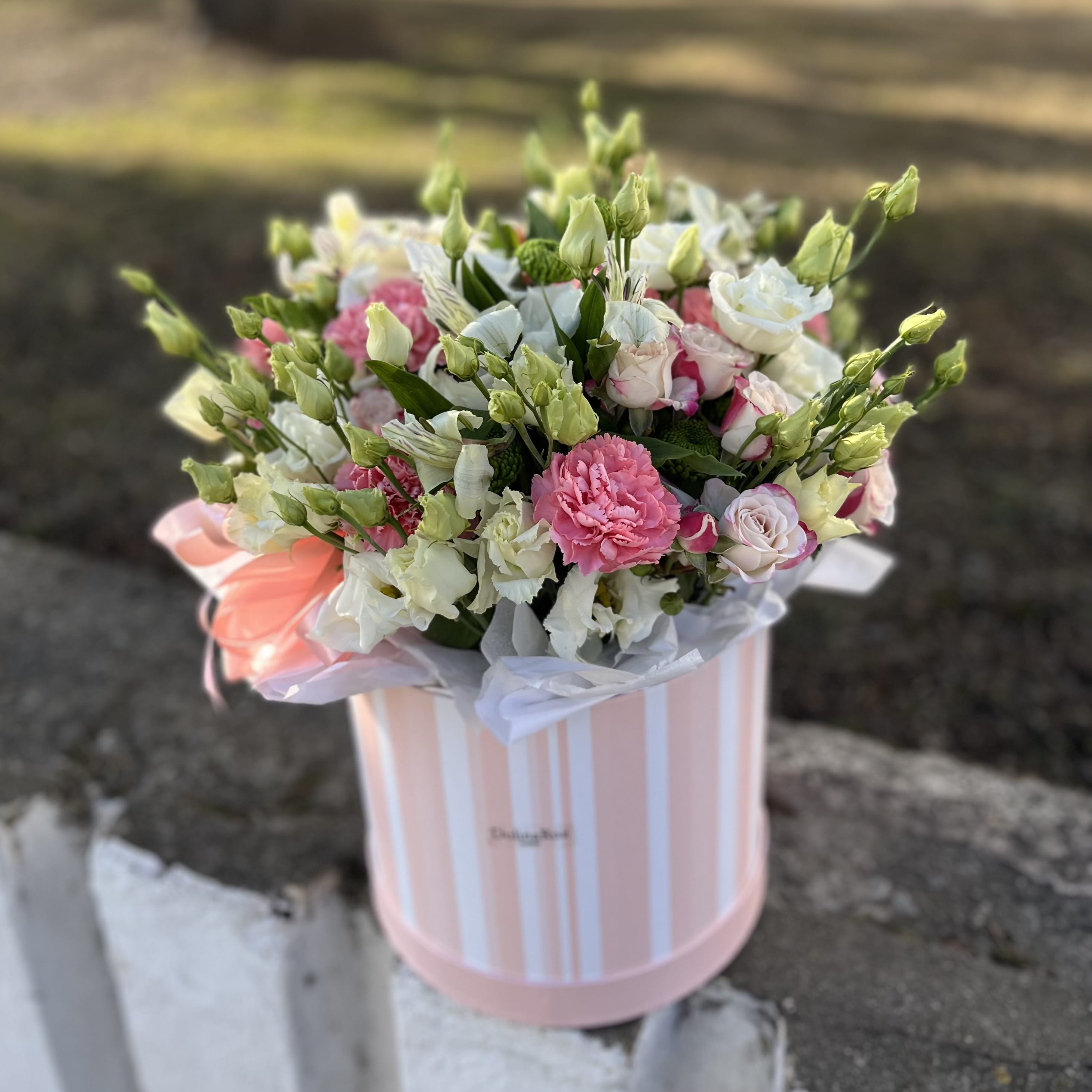 Цветы в коробке "Сочная"