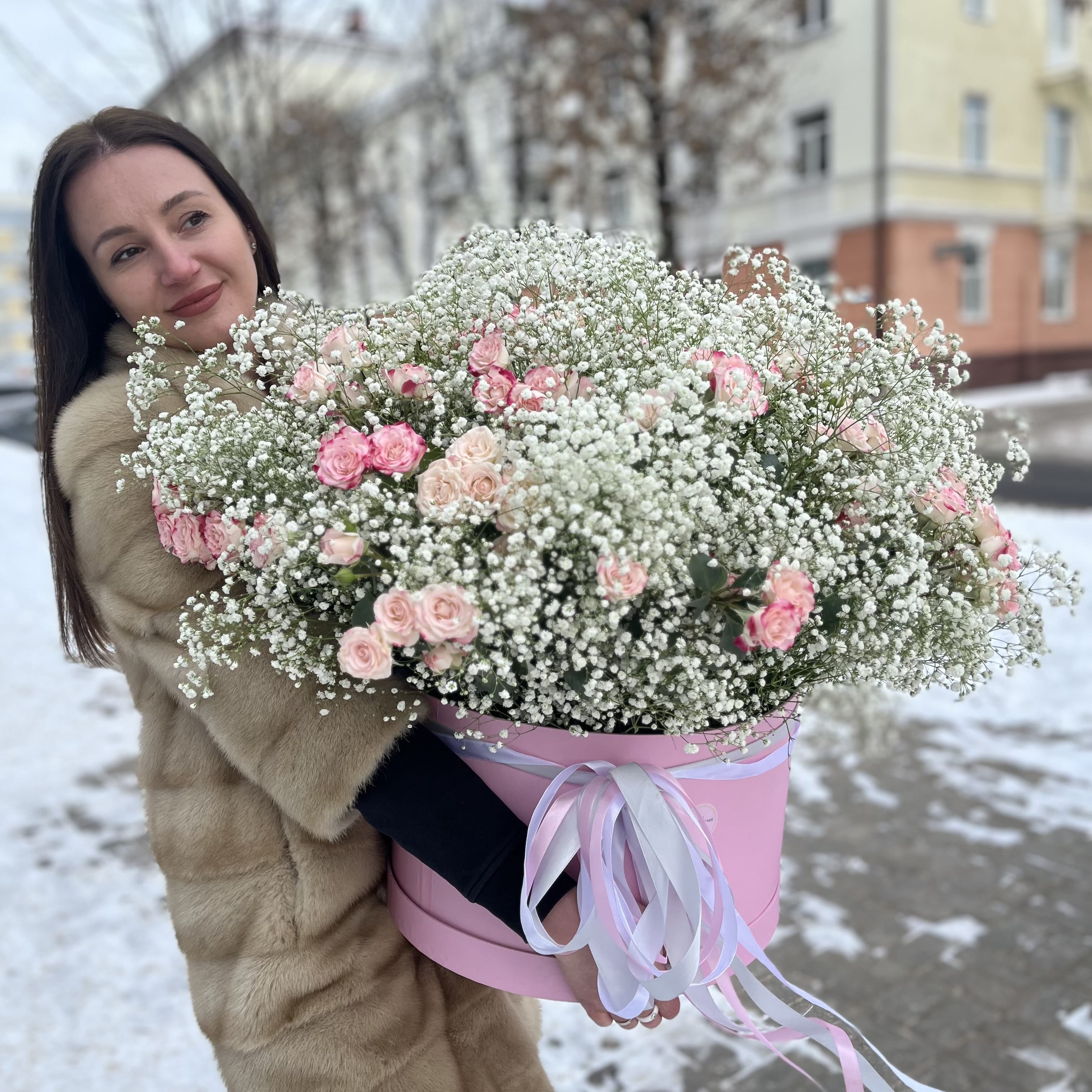 Цветы в коробке "Невероятная" Кустовые розы