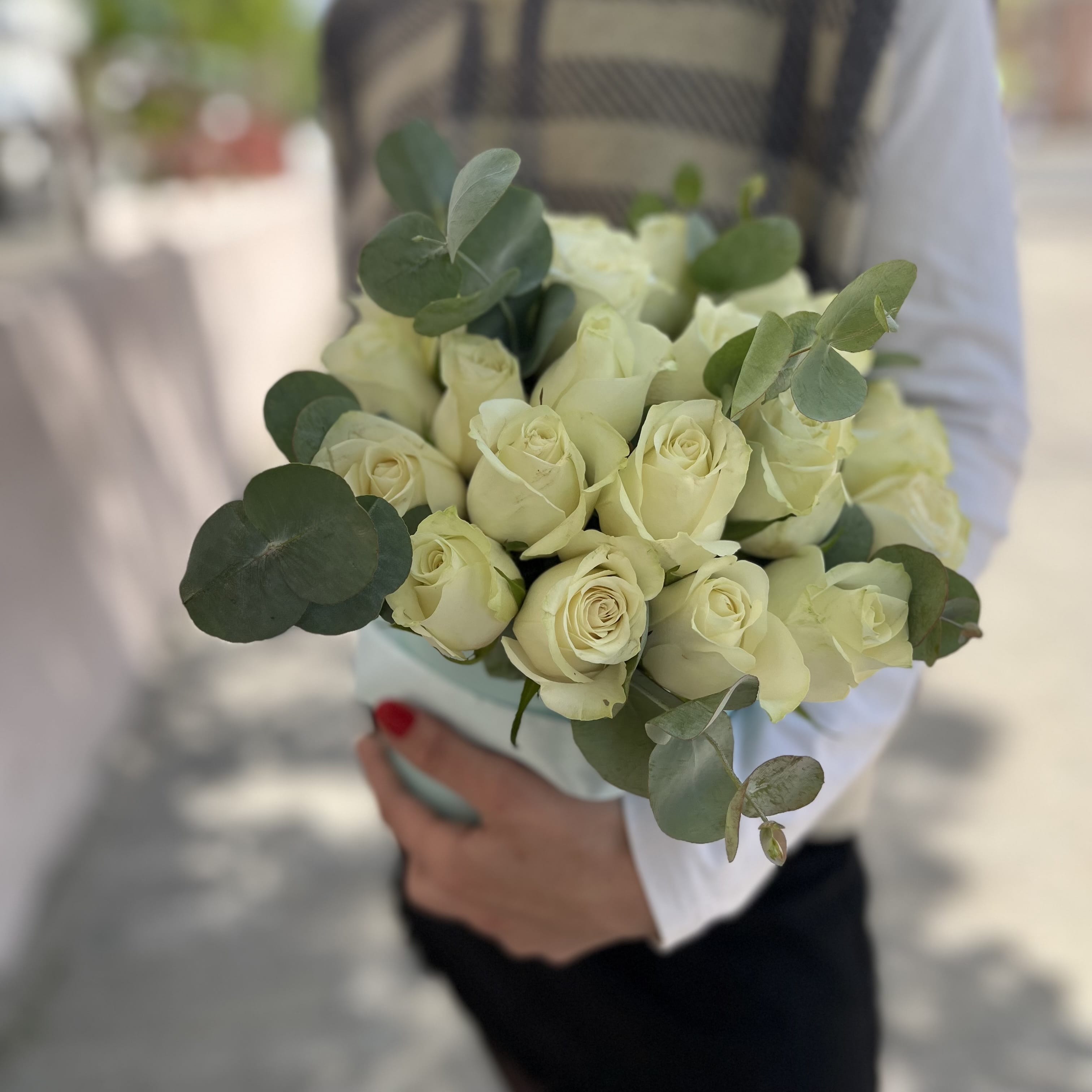 Коробка с белыми розами (27 роз)