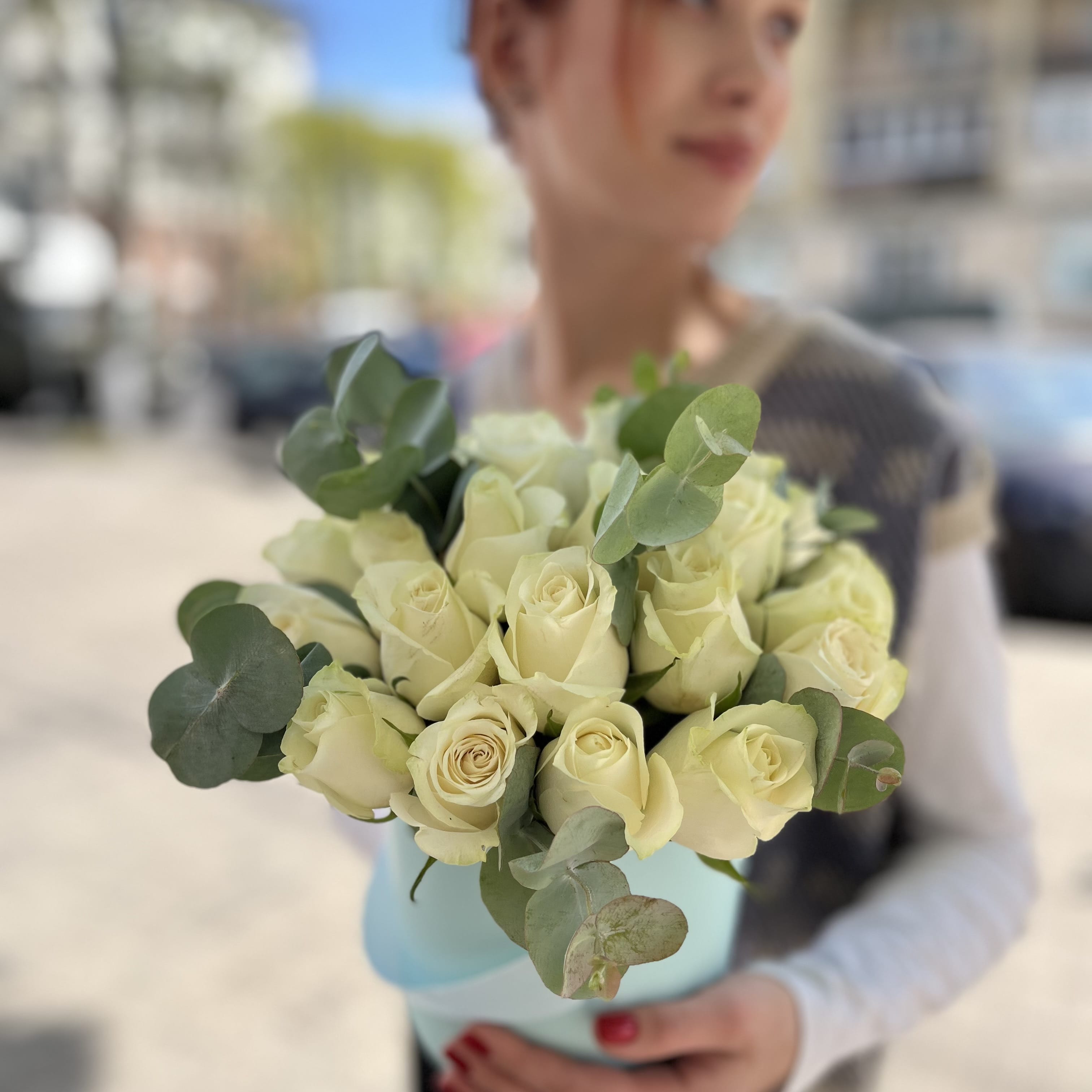 Коробка с белыми розами (27 роз)