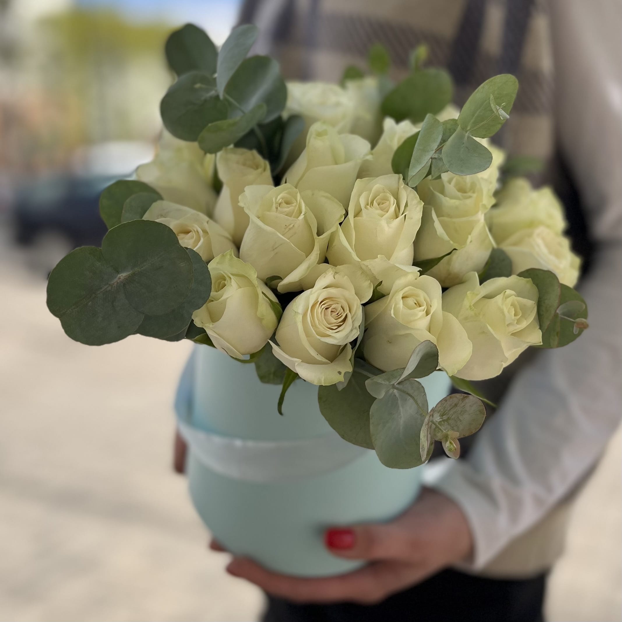 Коробка с белыми розами (27 роз)