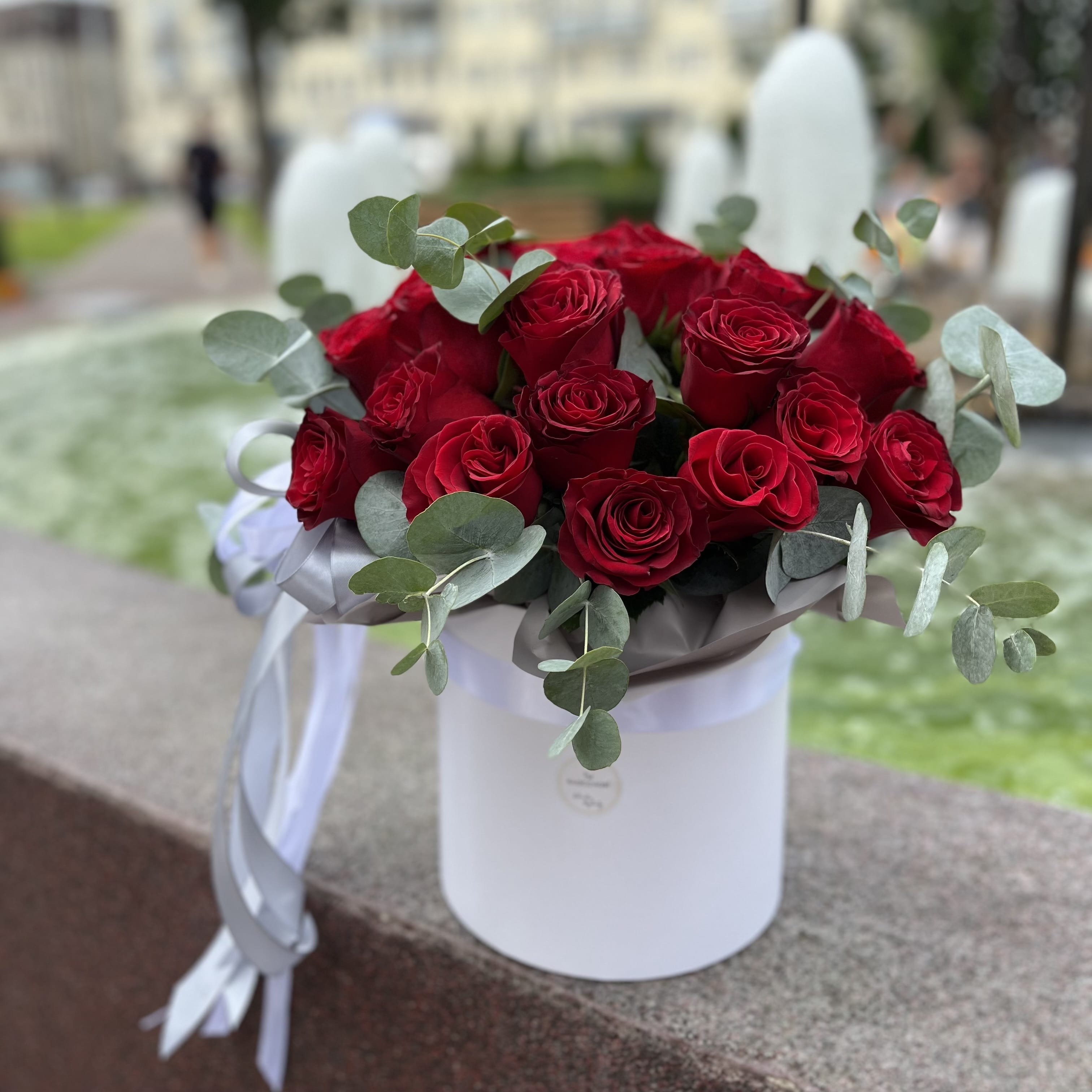 Коробка с красными розами и эвкалипт