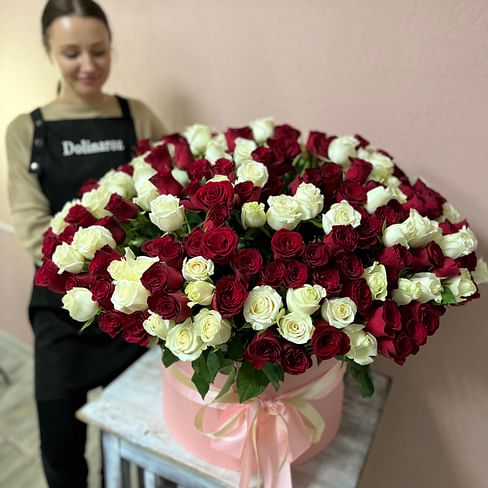 Цветы в коробке "Знатная" 151 роза