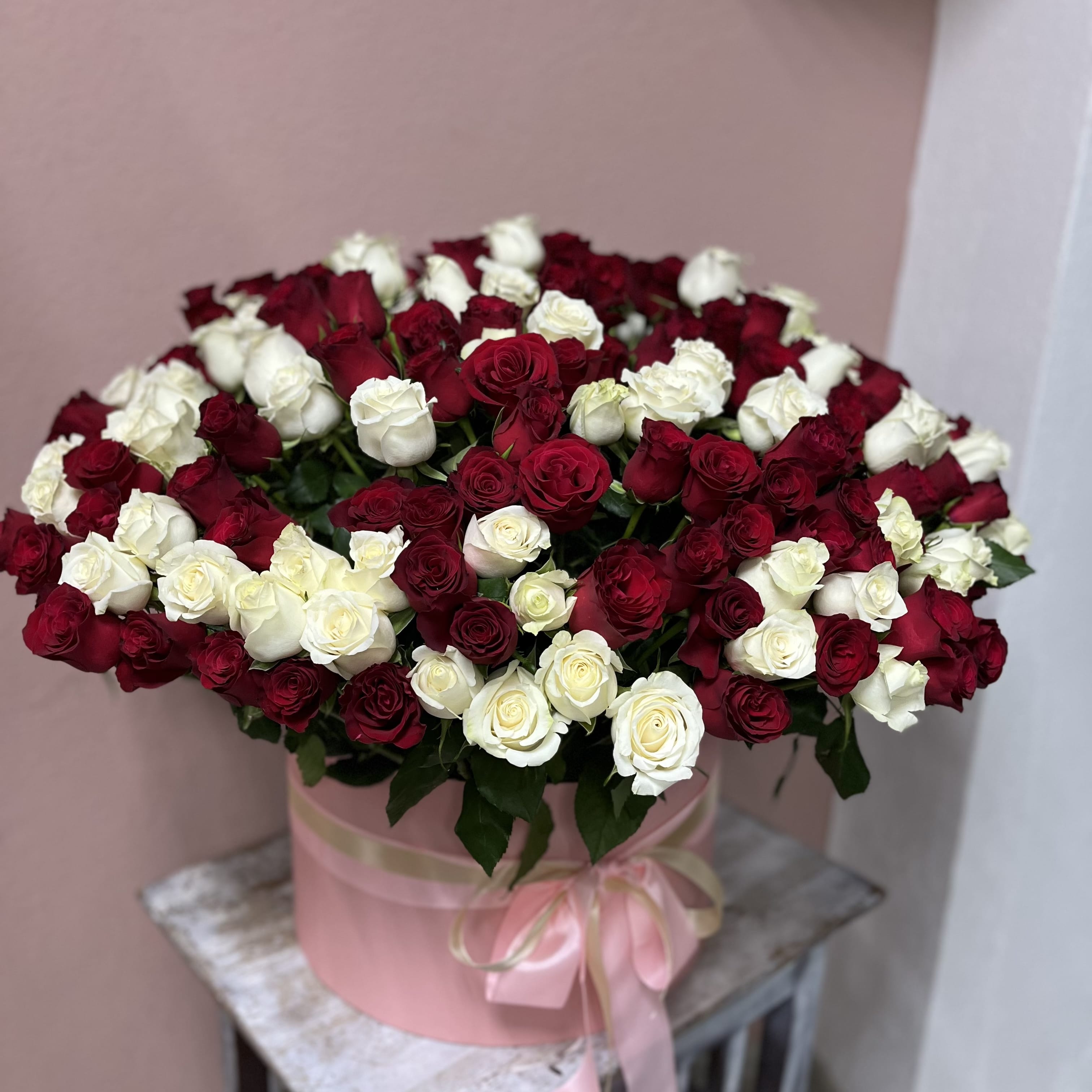 Цветы в коробке "Знатная" 151 роза