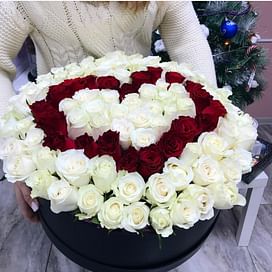 Цветы в коробке с красным сердцем 101 роза