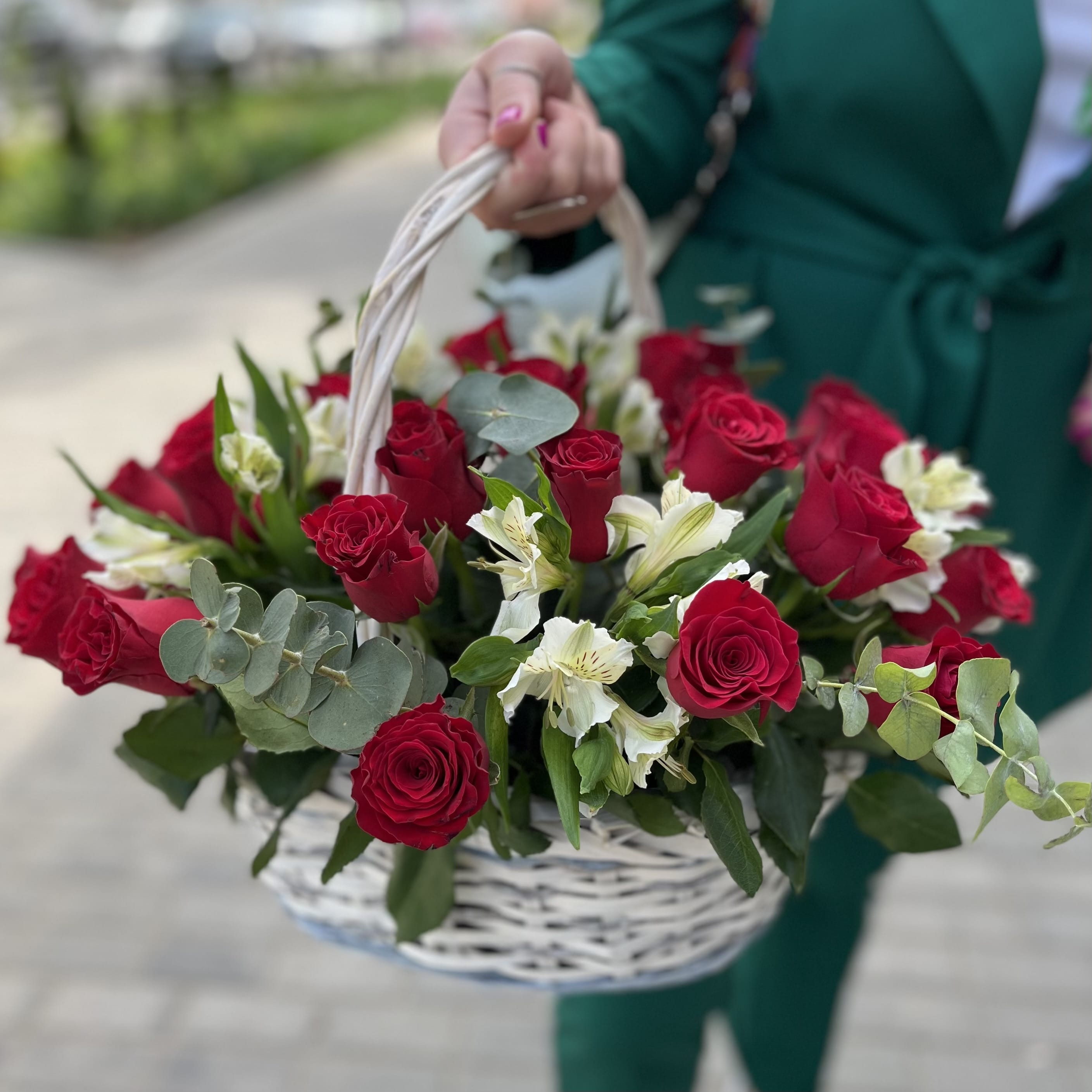 Корзина из 31 розы и альстромерий