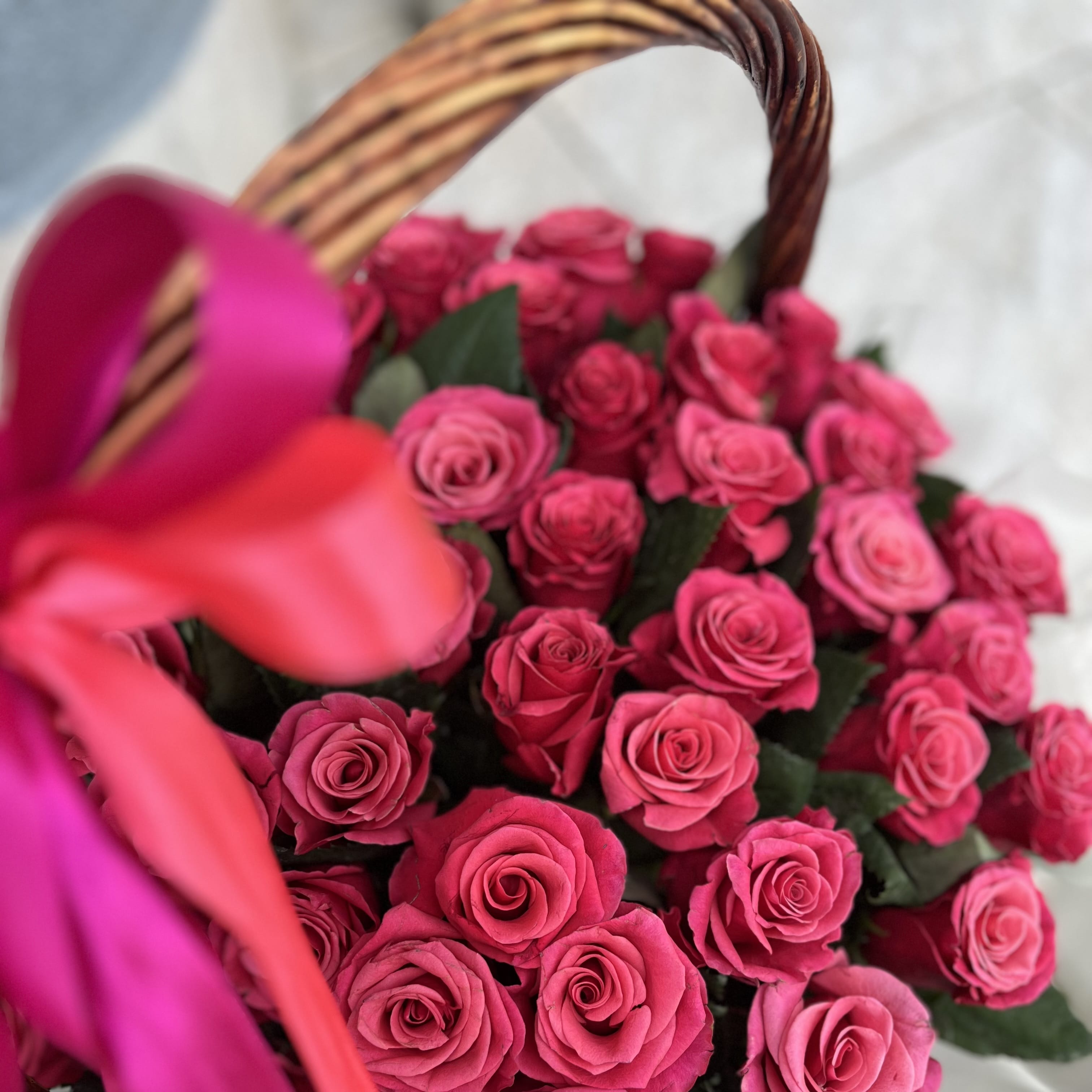 Корзина с розами "Малиновая нежность" 51 шт.