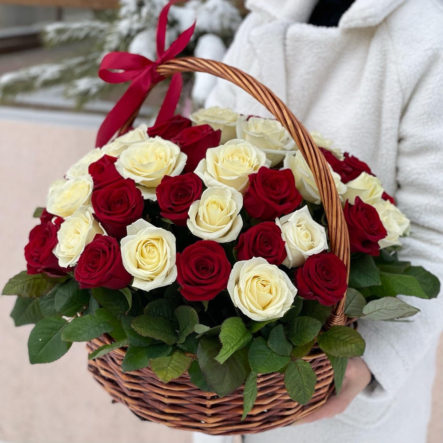 Корзина красное и белое 41 роза
