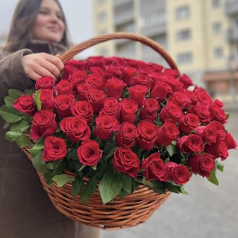 Корзина роз "Весенний день" 101 роза