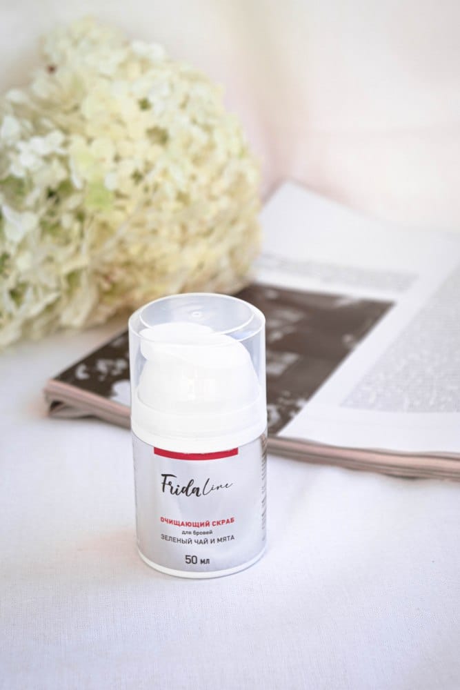 Очищающий скраб для бровей Frida Line Зелёный чай и мята (вакуумный диспенсер)