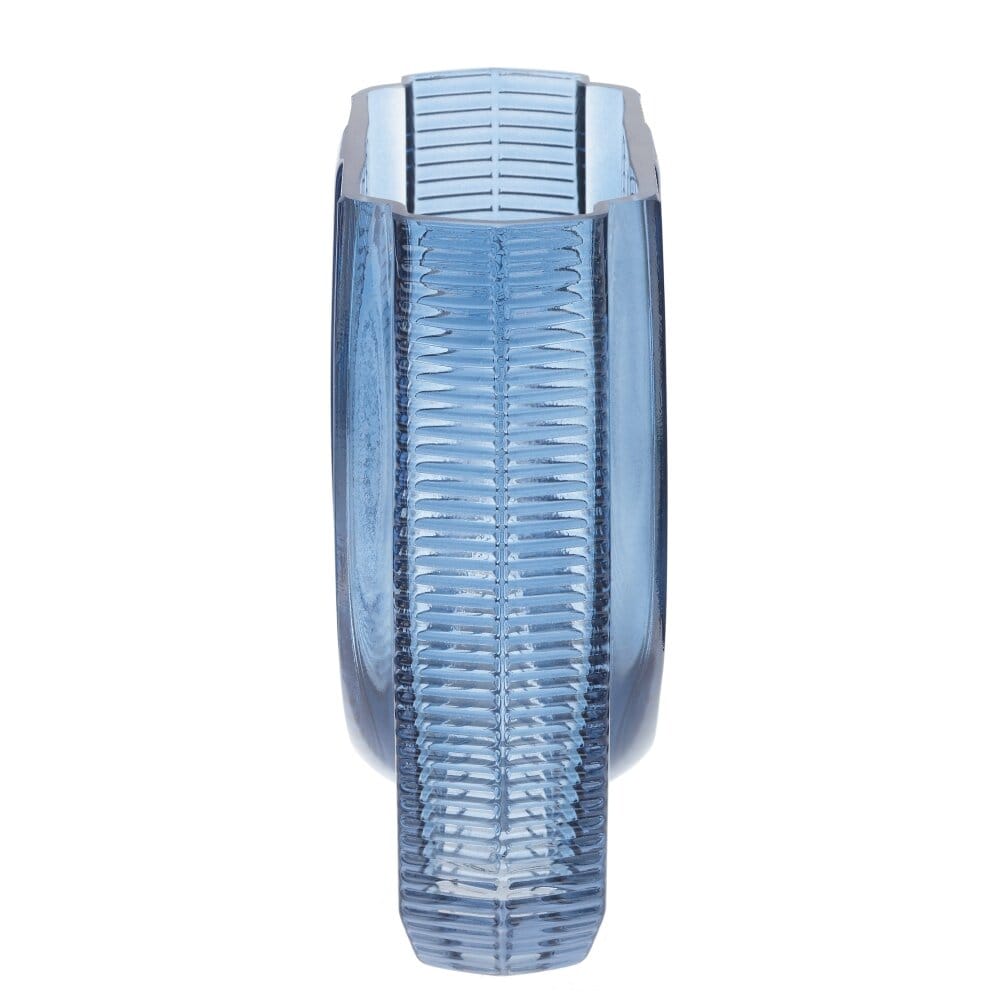 Ваза из голубого стекла.