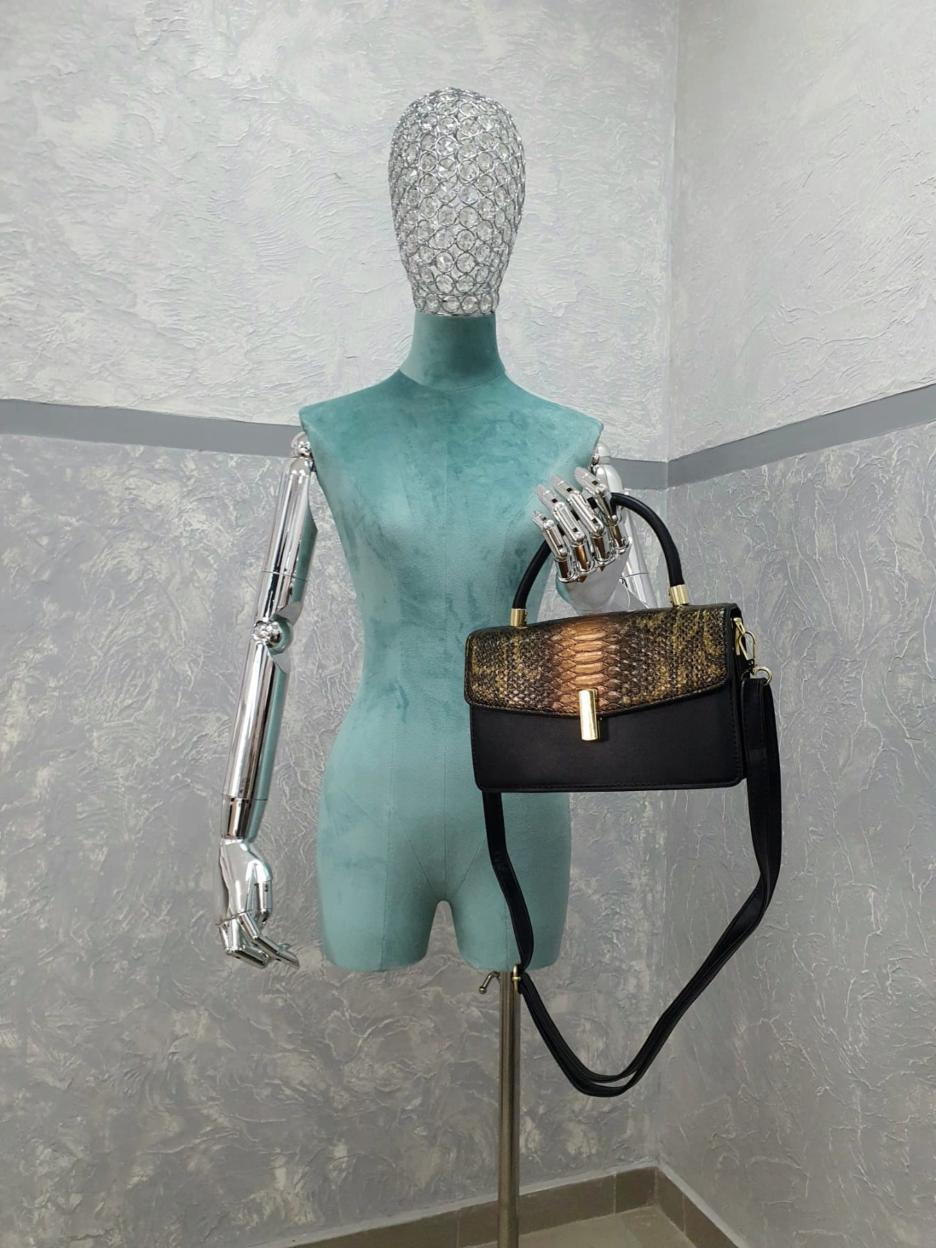 Сумка женская модель 865 (черный / бронза)