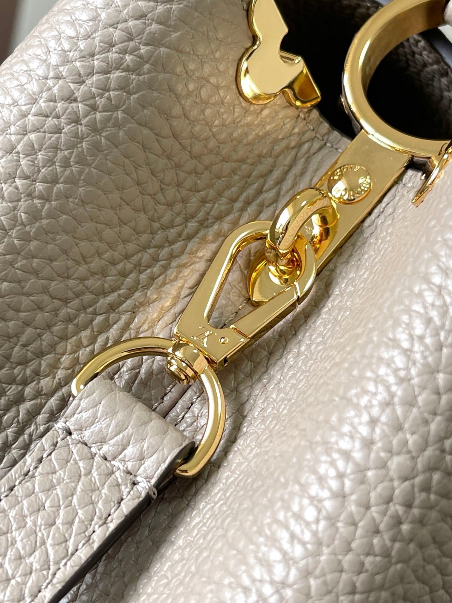 Capucines 31cm Louis Vuitton M23332