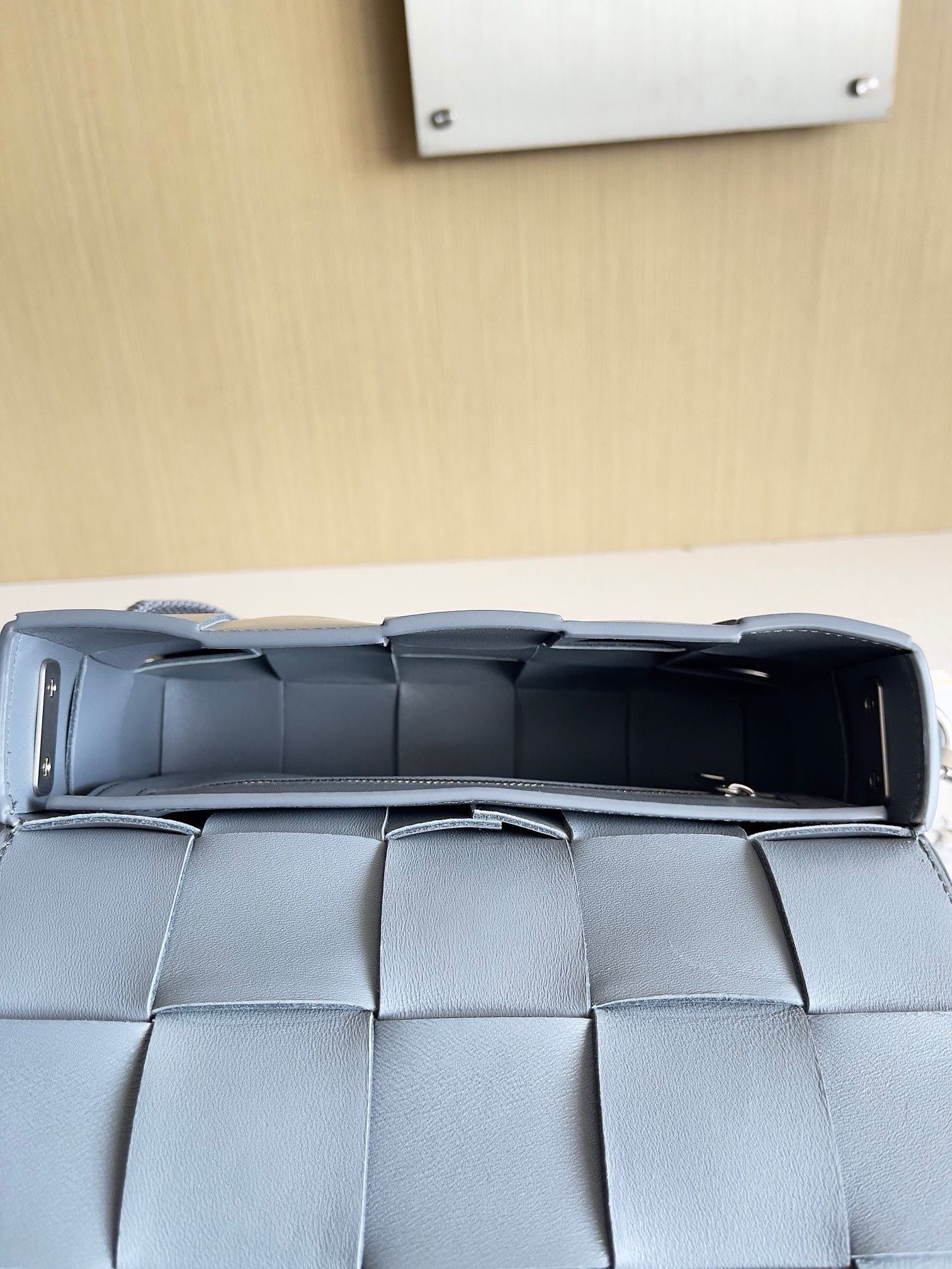 Cassette 23ss Bottega Veneta 741777.3