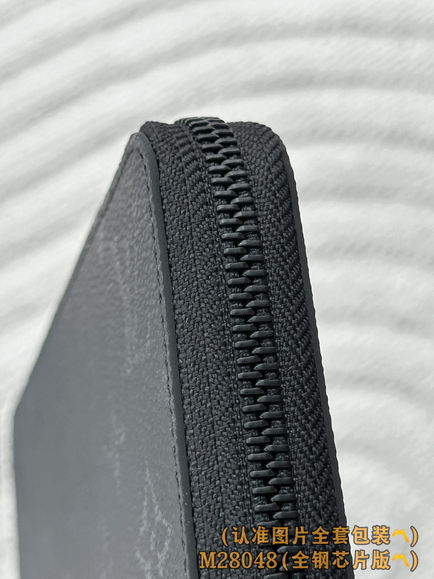 Louis Vuitton M28048 Louis Vuitton M28048
