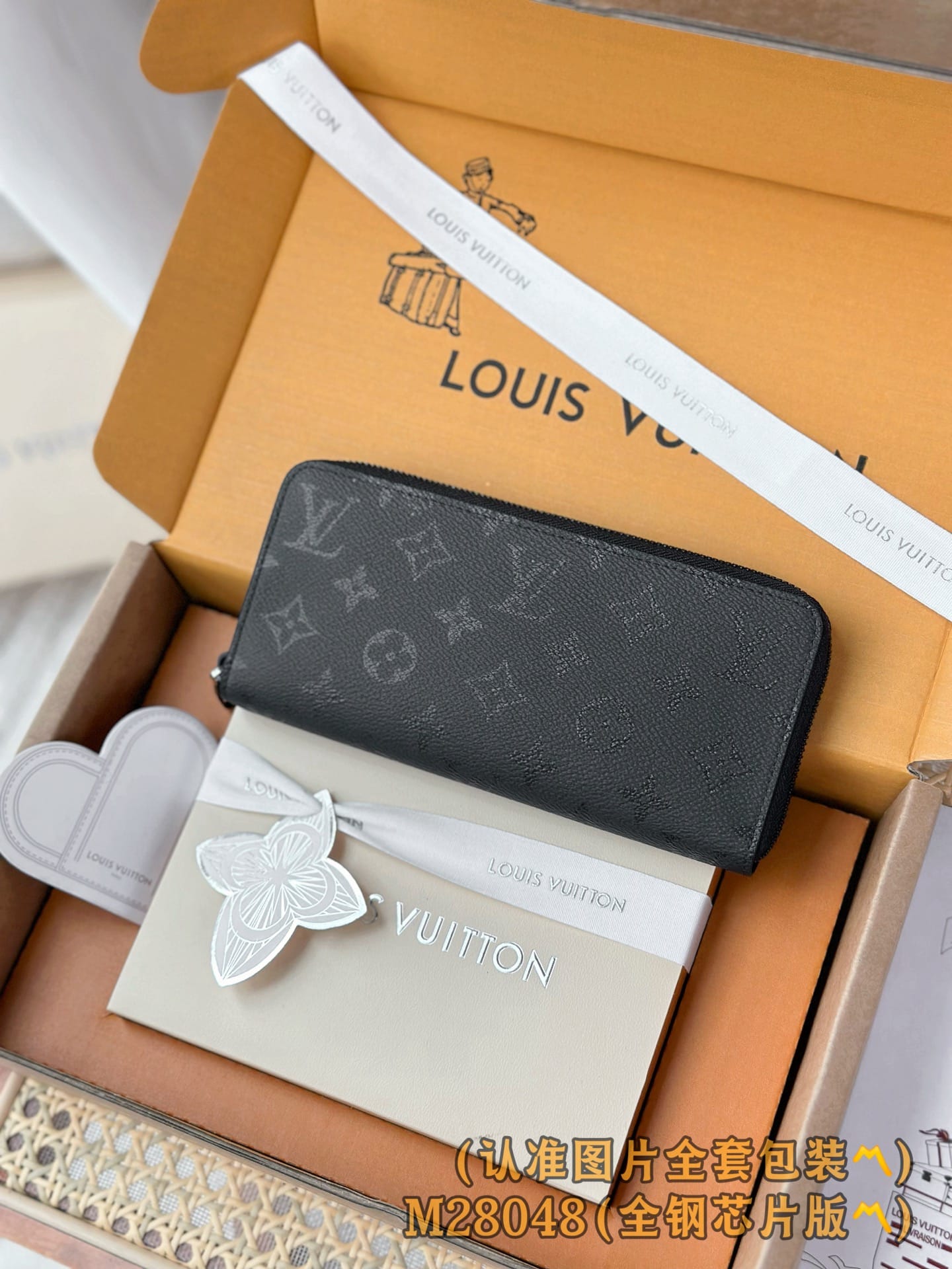 Louis Vuitton M28048 Louis Vuitton M28048