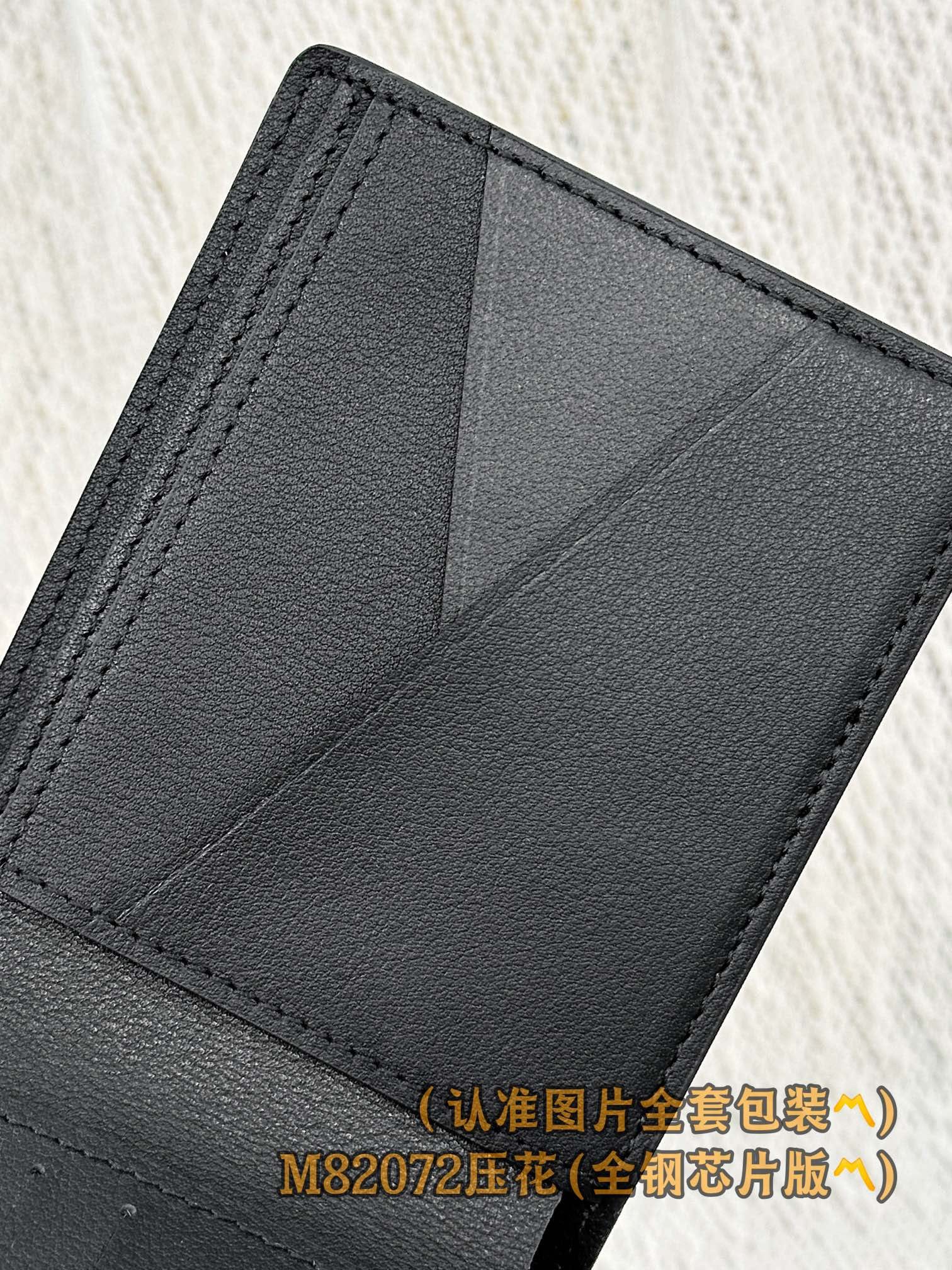 Multiple M82072 Louis Vuitton M82072