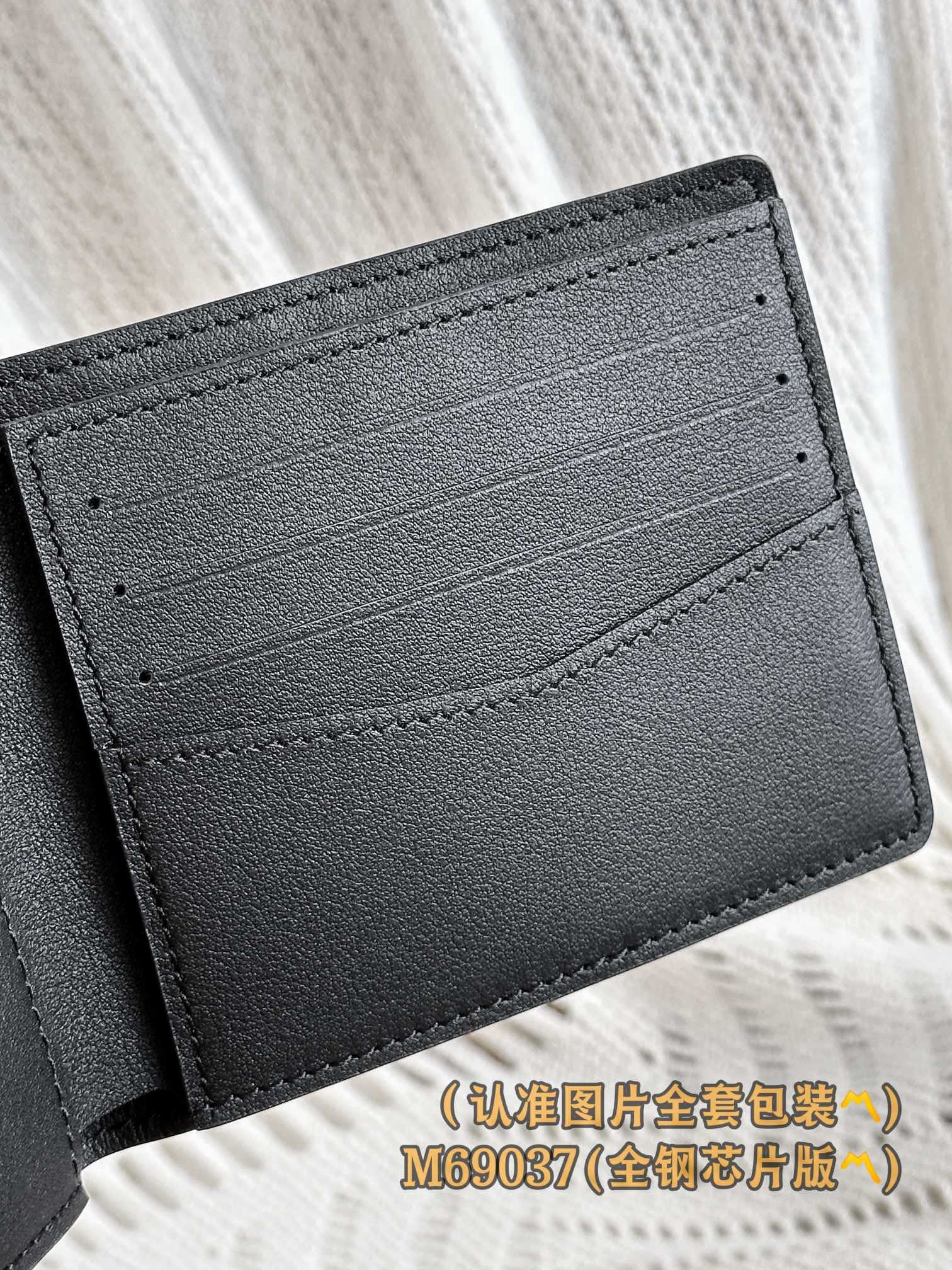 Multiple M69037 Louis Vuitton M69037
