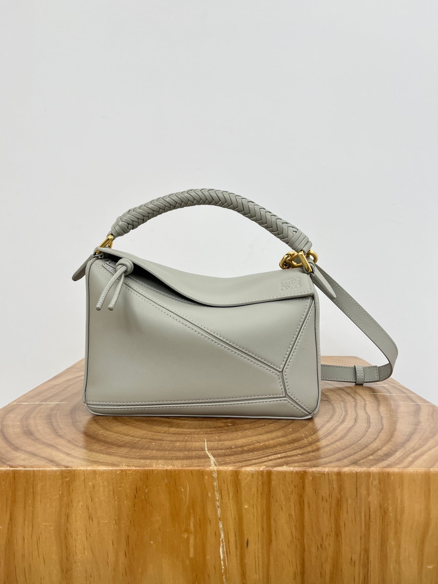 Puzzle Space Gray Loewe 9064