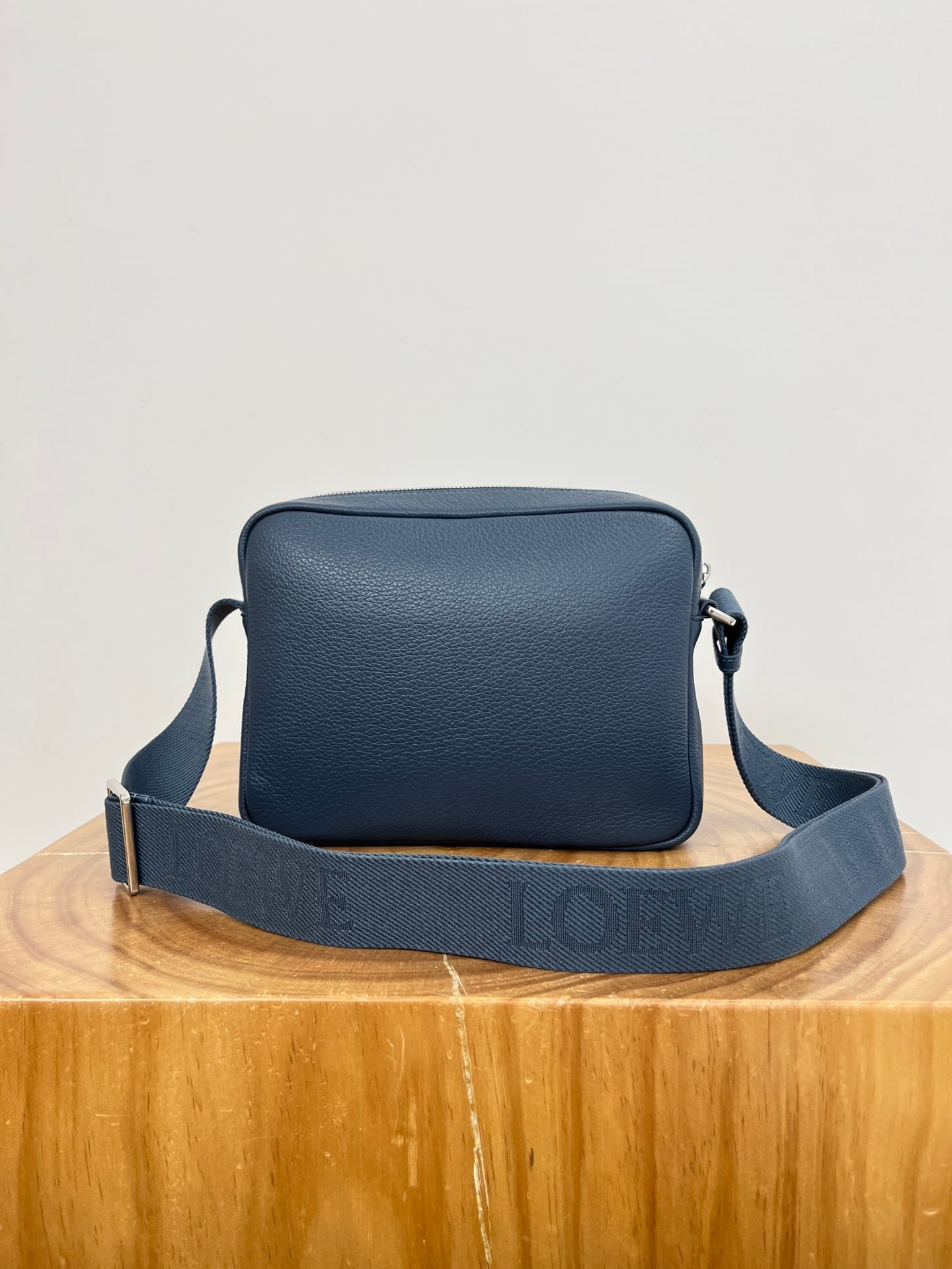 Pebble Medium Ocean Blue Loewe 9094