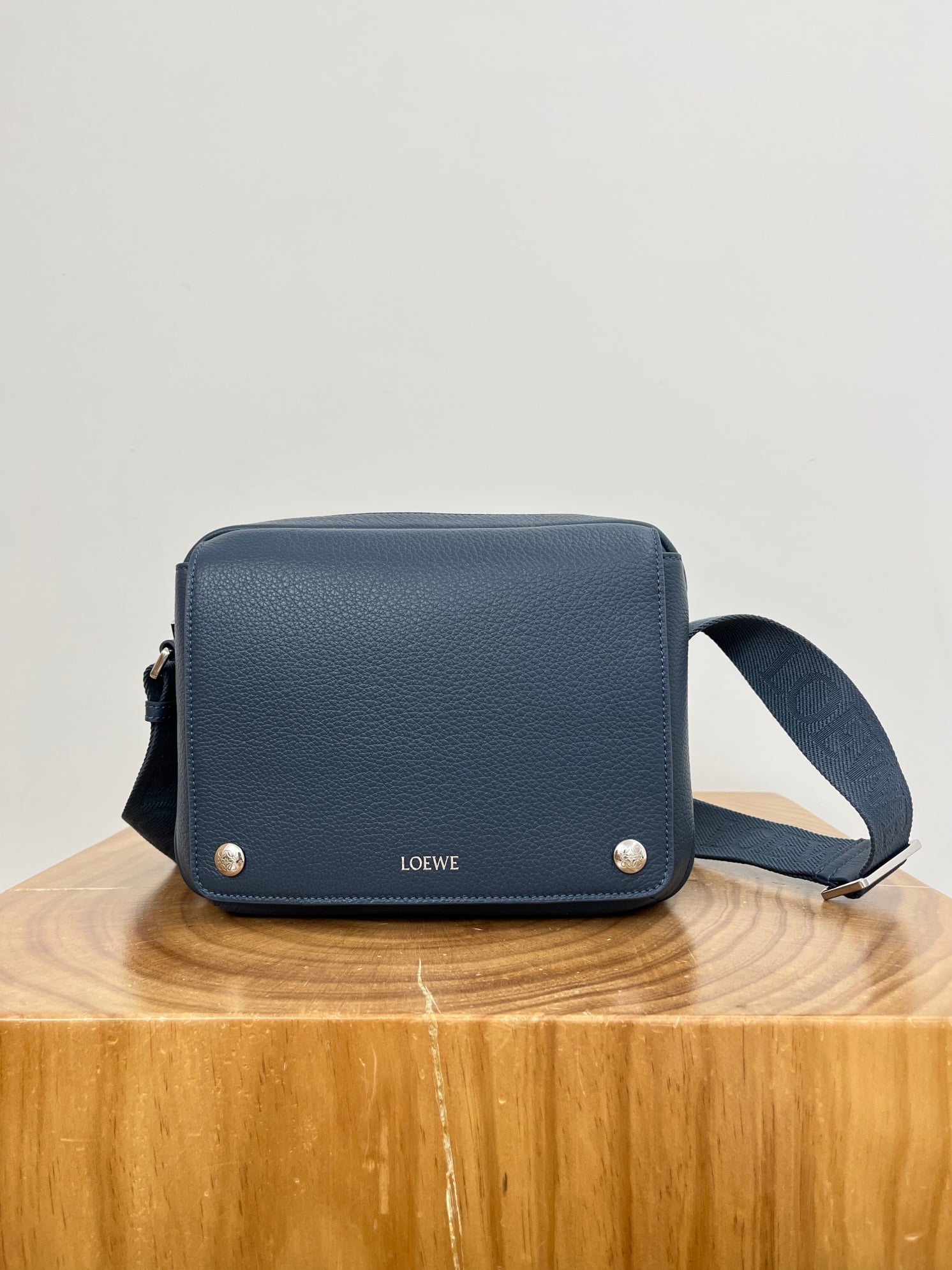 Pebble Medium Ocean Blue Loewe 9094