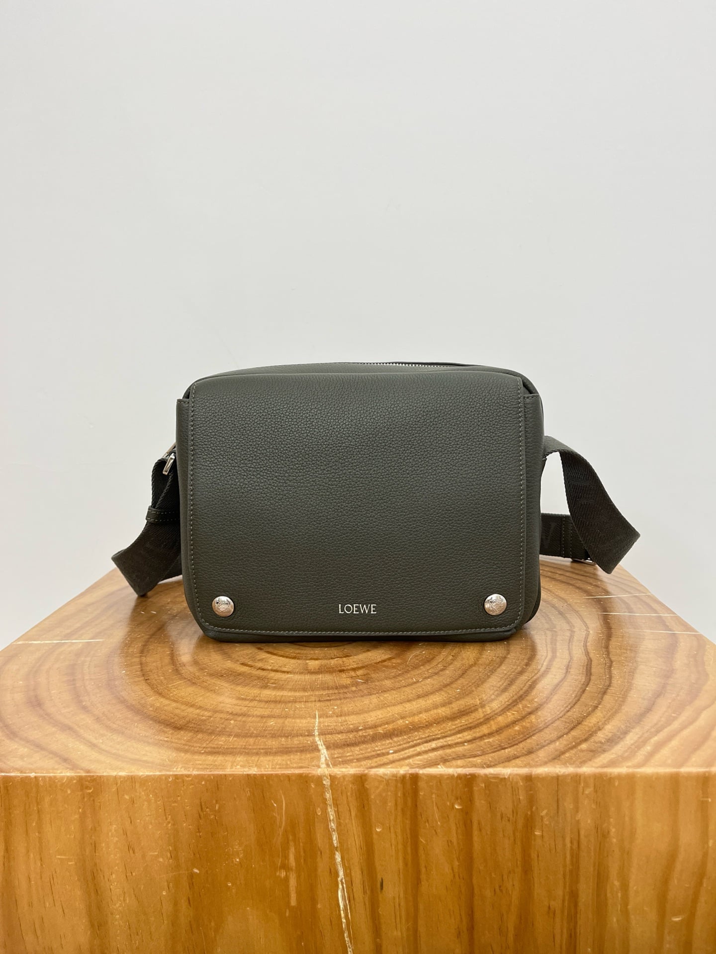 Pebble Medium Khaki Green Loewe 9094.1