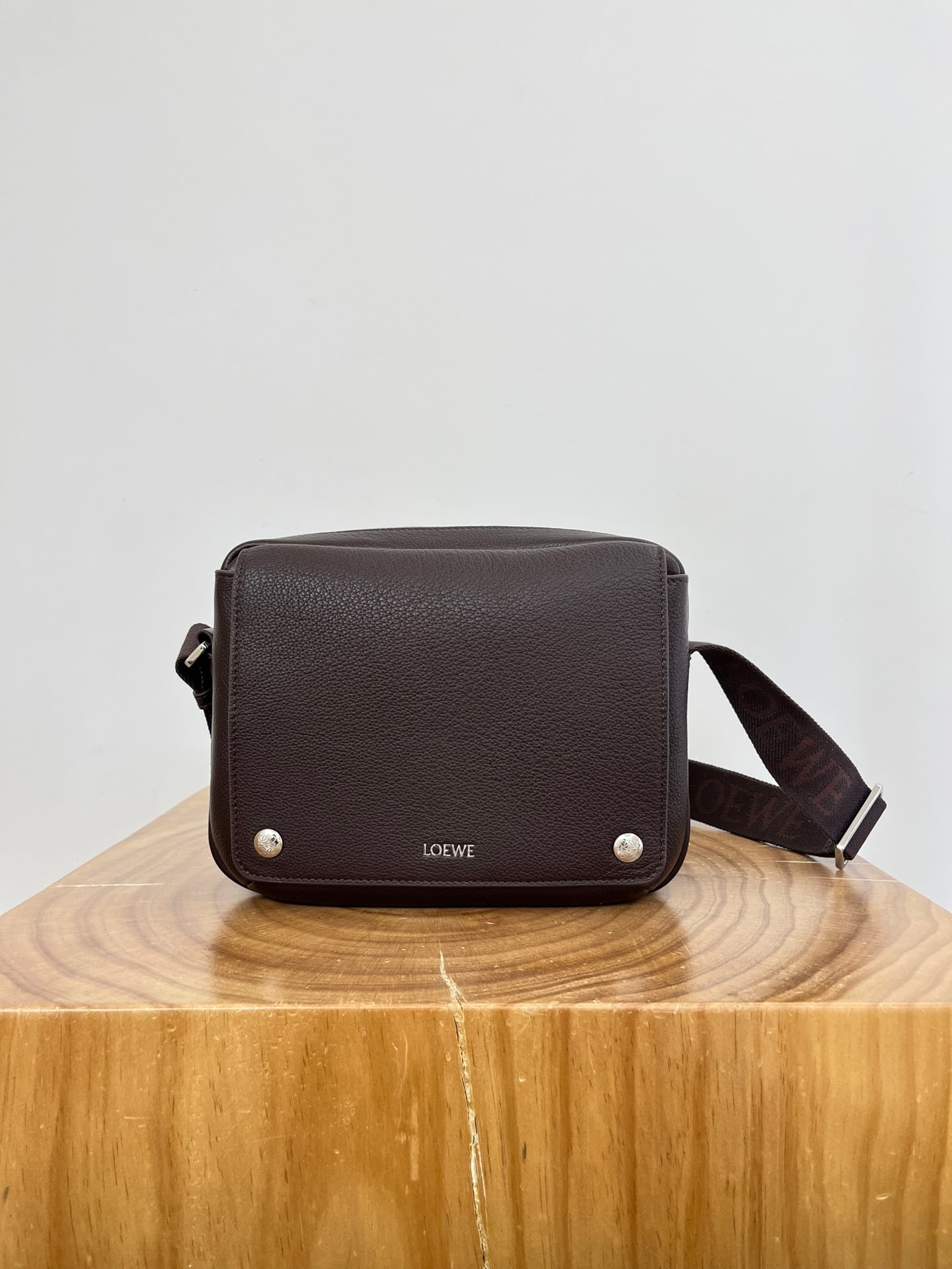 Pebble Medium Oxblood Loewe 9094.299999999999